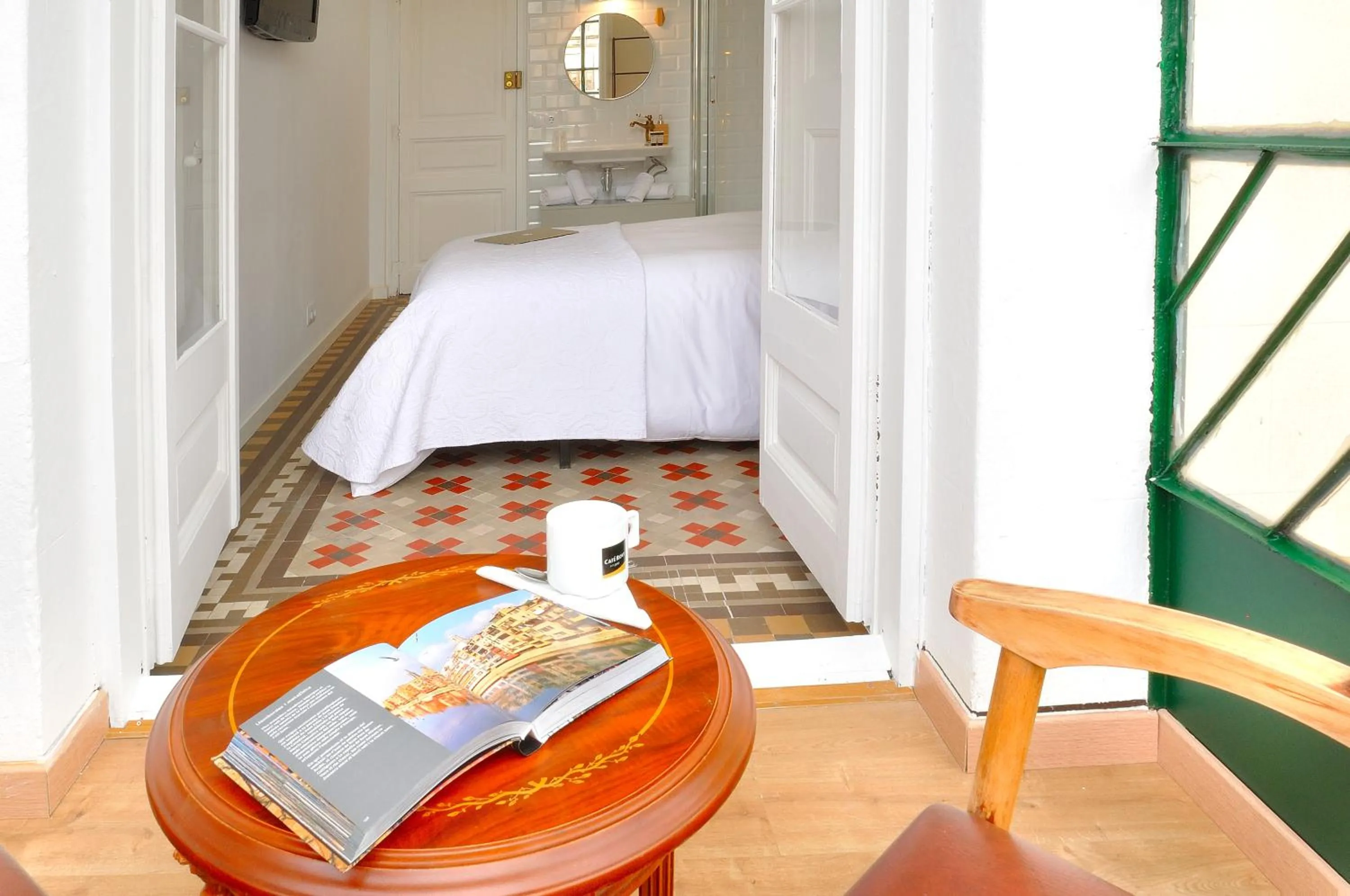 Patio, Bed in Hostal Girona