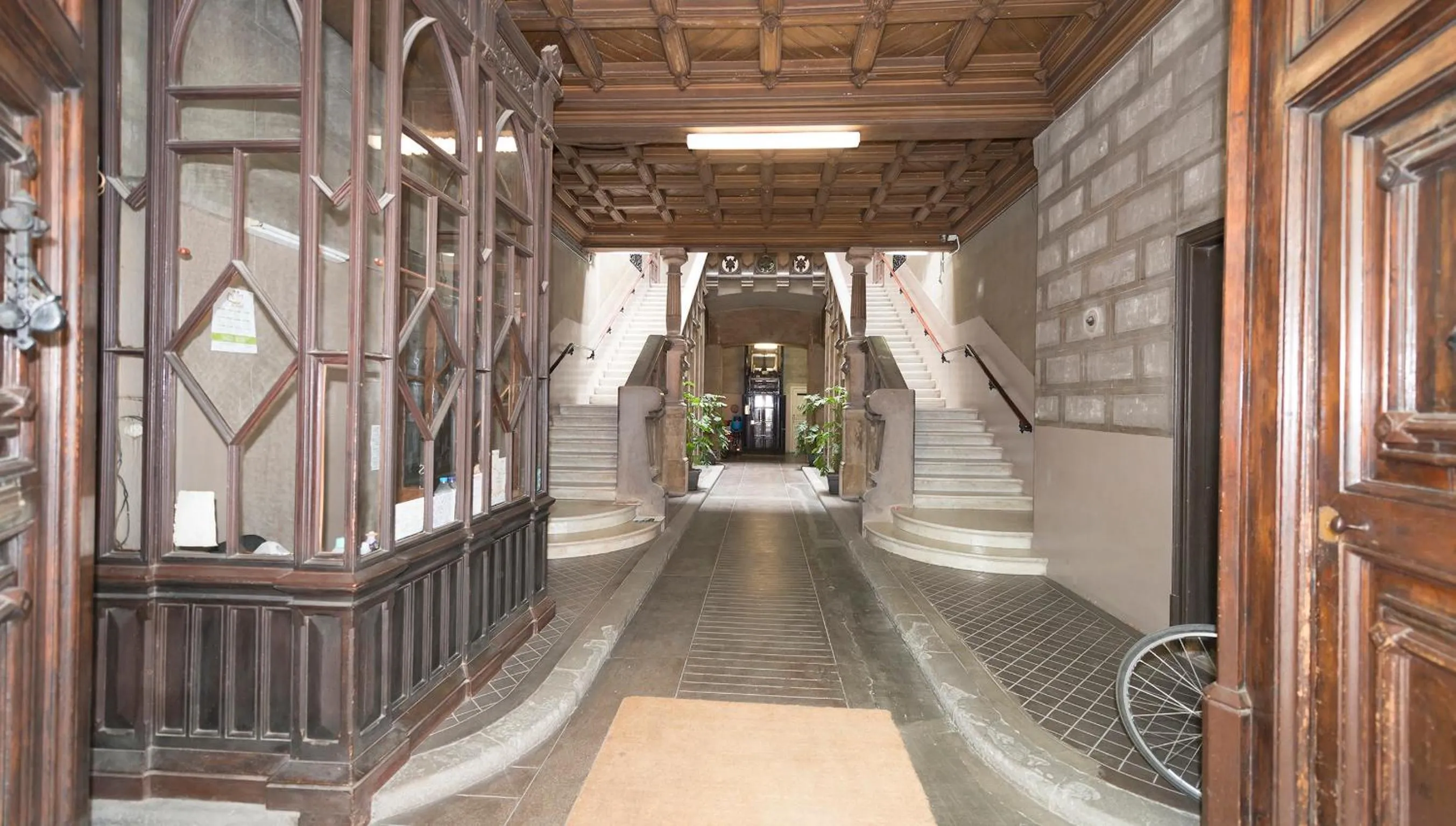 Facade/entrance in Hostal Girona