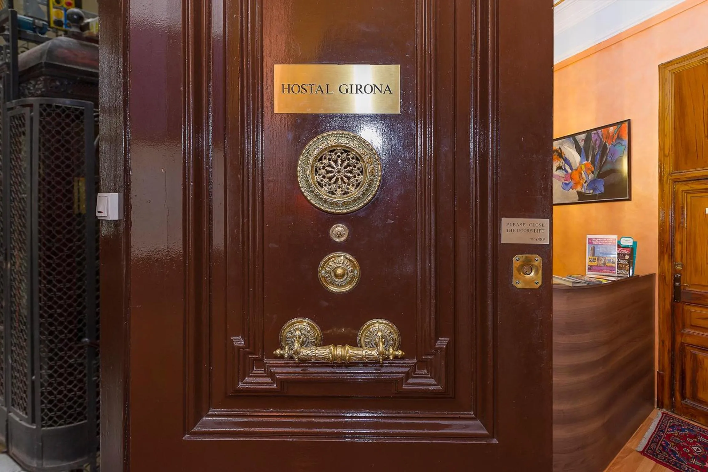Facade/entrance in Hostal Girona