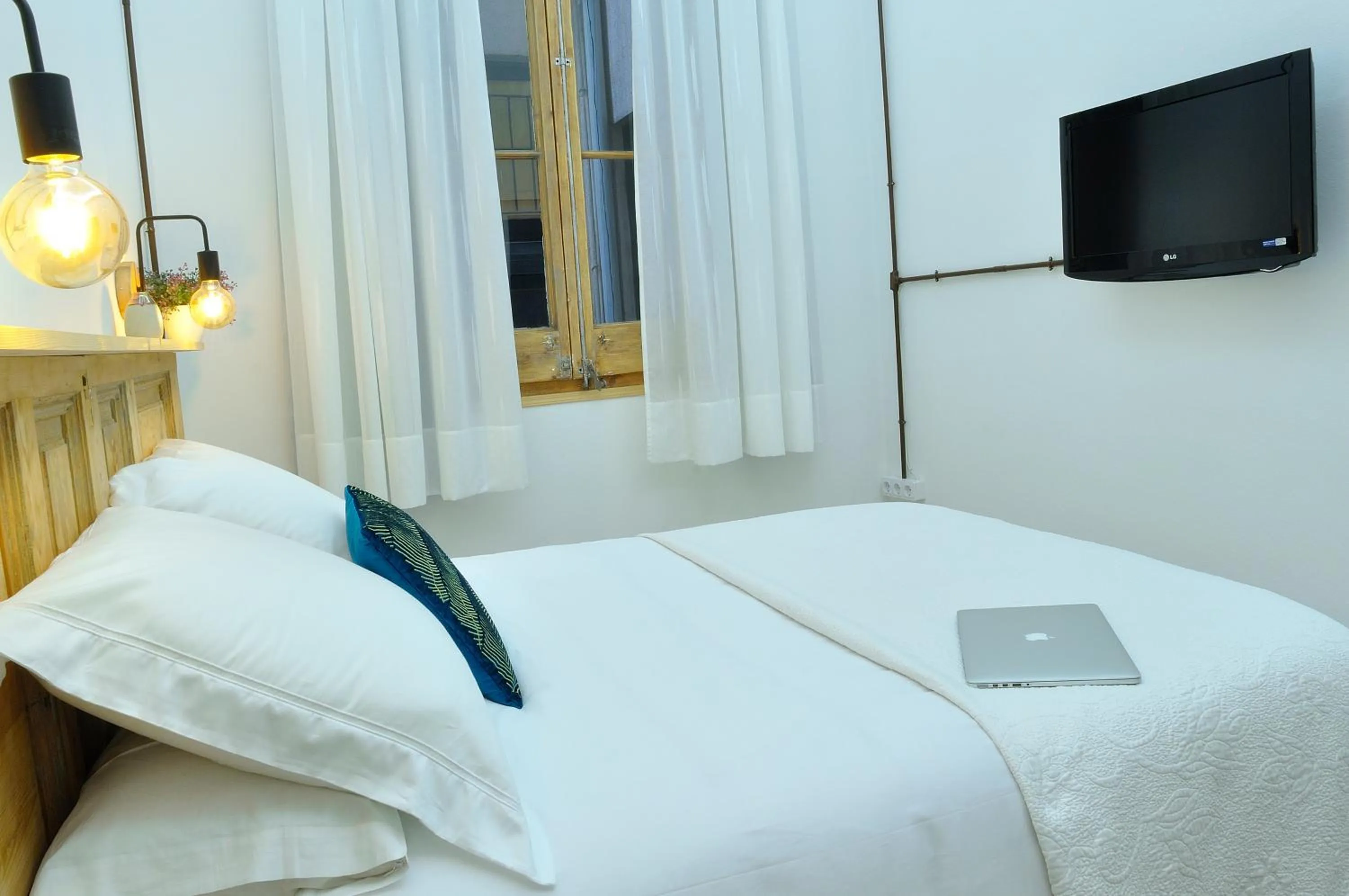 Bed in Hostal Girona