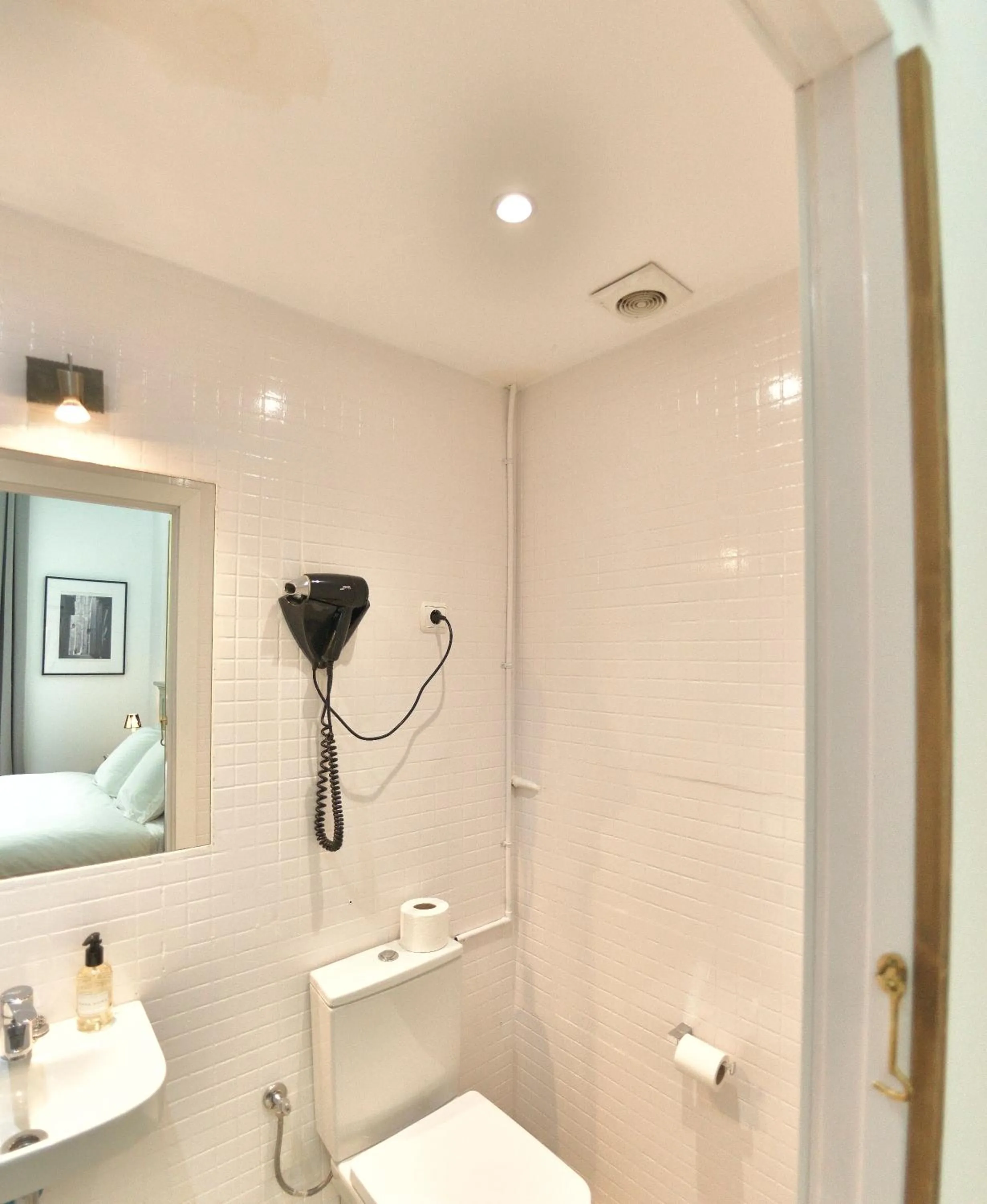 Bathroom in Hostal Girona