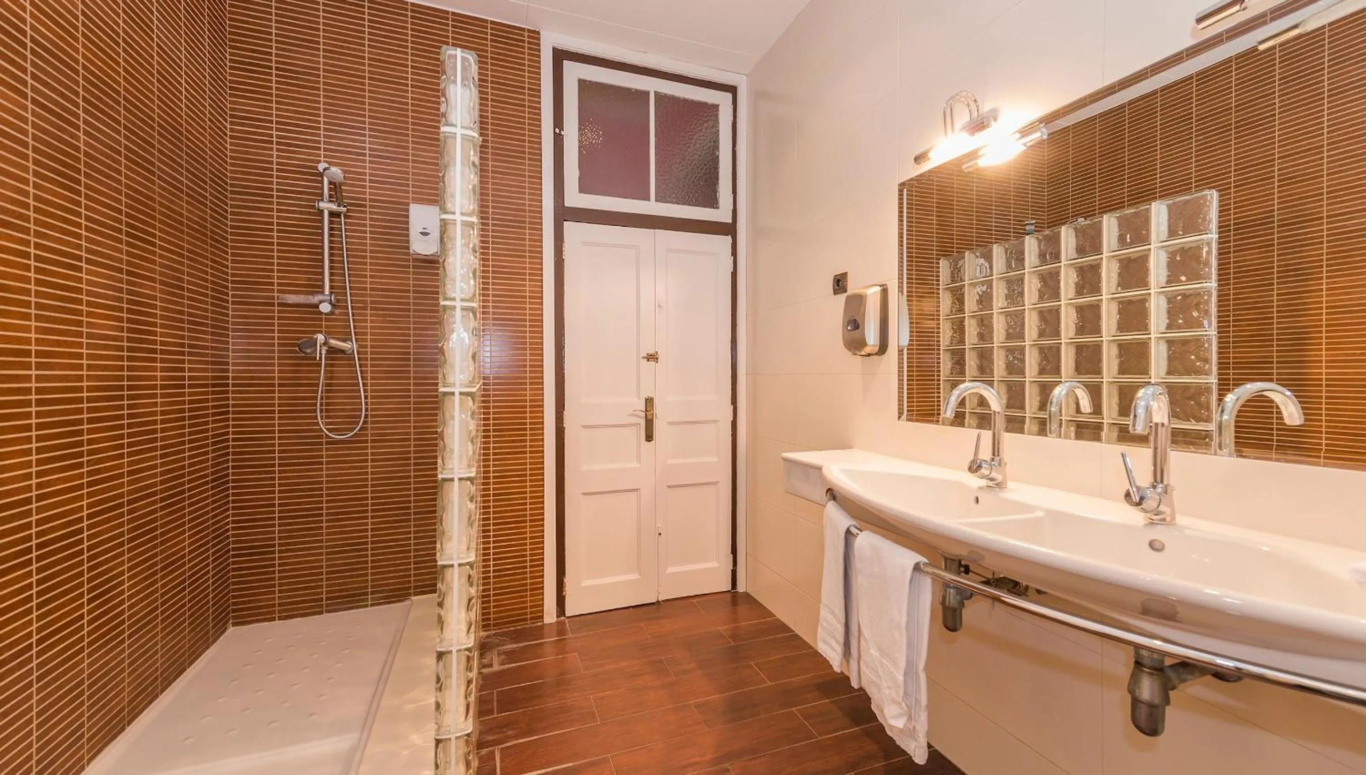 Bathroom in Hostal Girona