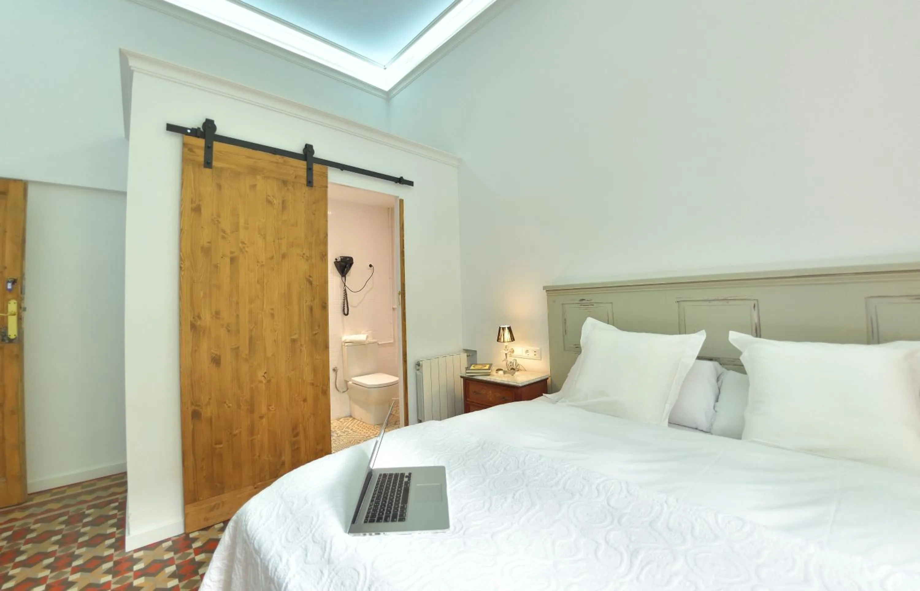 Bathroom, Bed in Hostal Girona