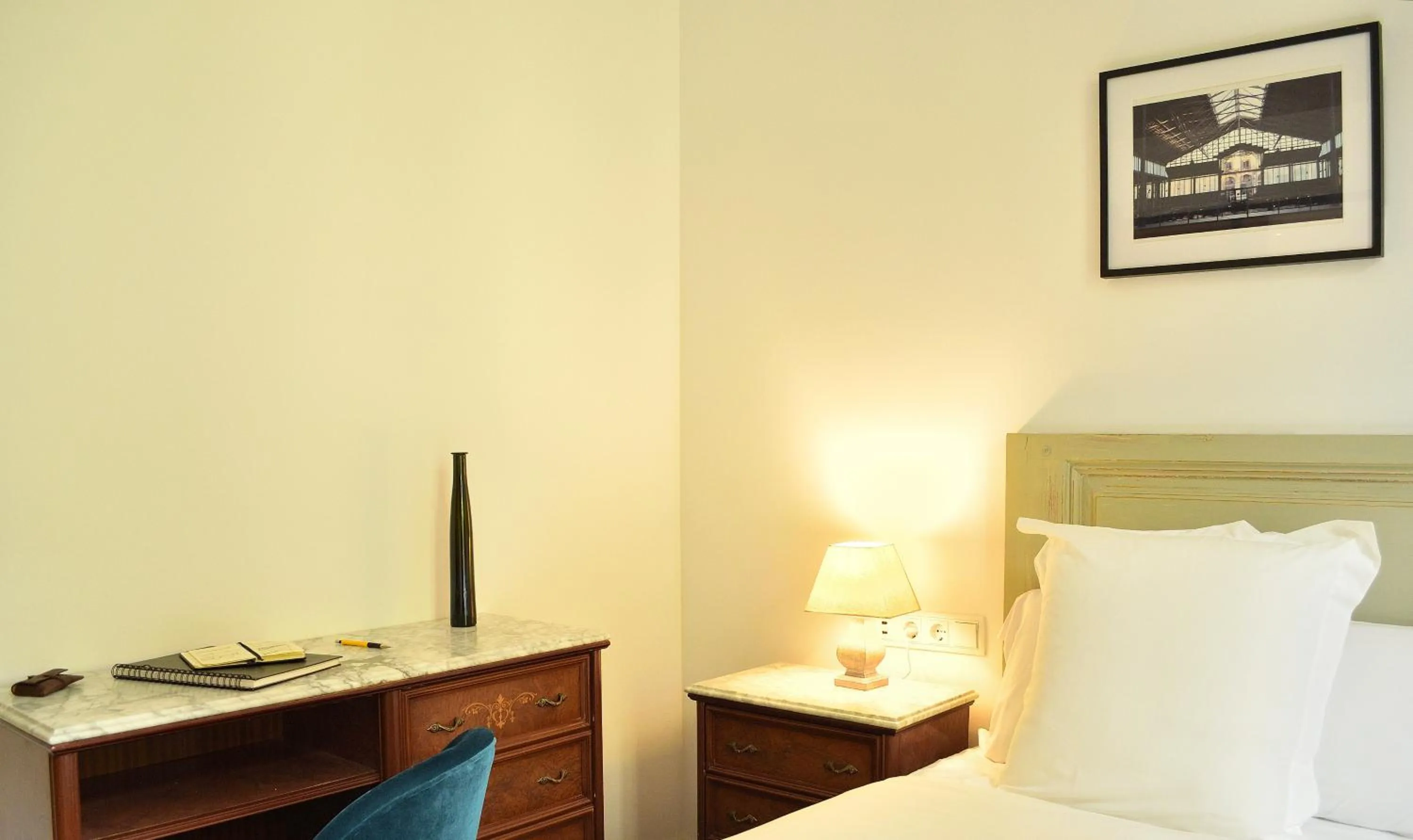 Bedroom, Bed in Hostal Girona