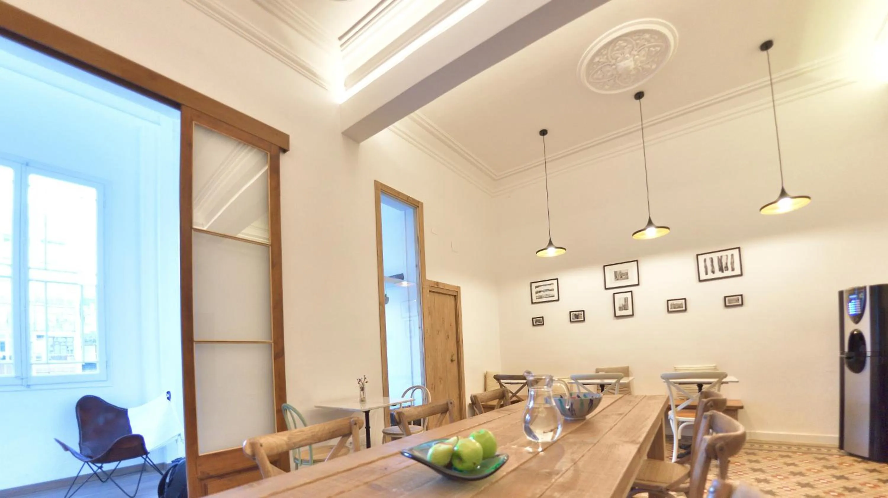 Communal lounge/ TV room in Hostal Girona