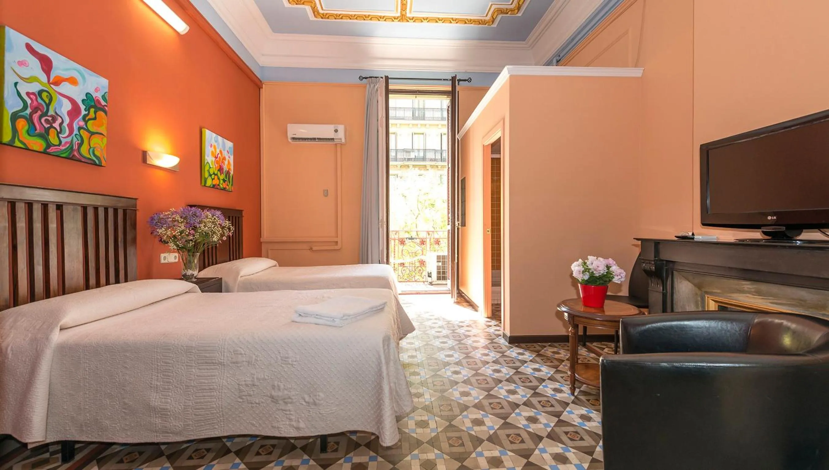 Balcony/Terrace, Bed in Hostal Girona