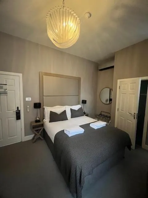 Townhouse Club Double Room in One Warwick Park Hotel