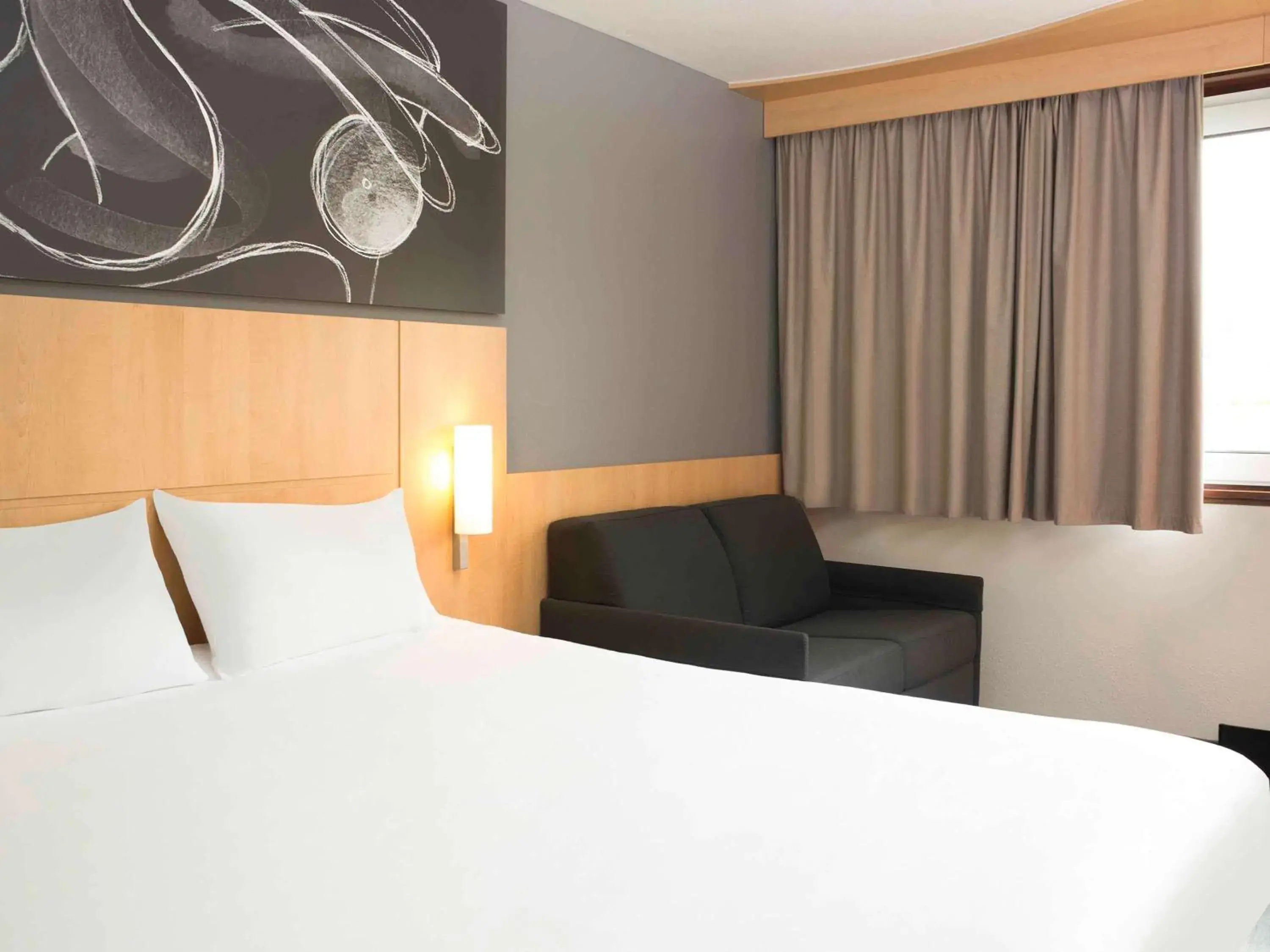 Photo of the whole room, Bed in ibis 3 Lacs Neuchâtel Photo of the whole room, Bed in ibis 3 Lacs Neuchâtel