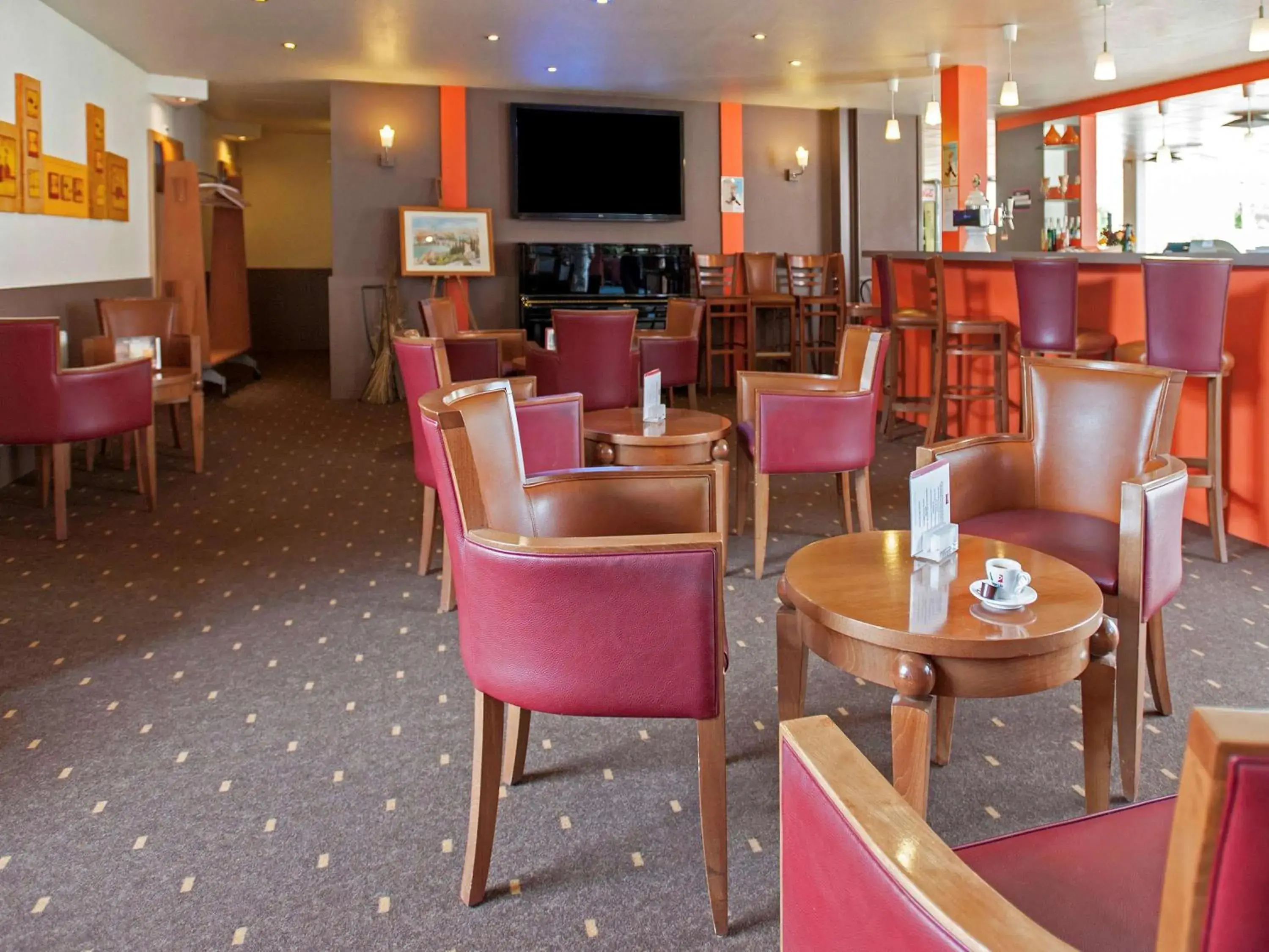 Lounge or bar in ibis 3 Lacs Neuchâtel Lounge or bar in ibis 3 Lacs Neuchâtel