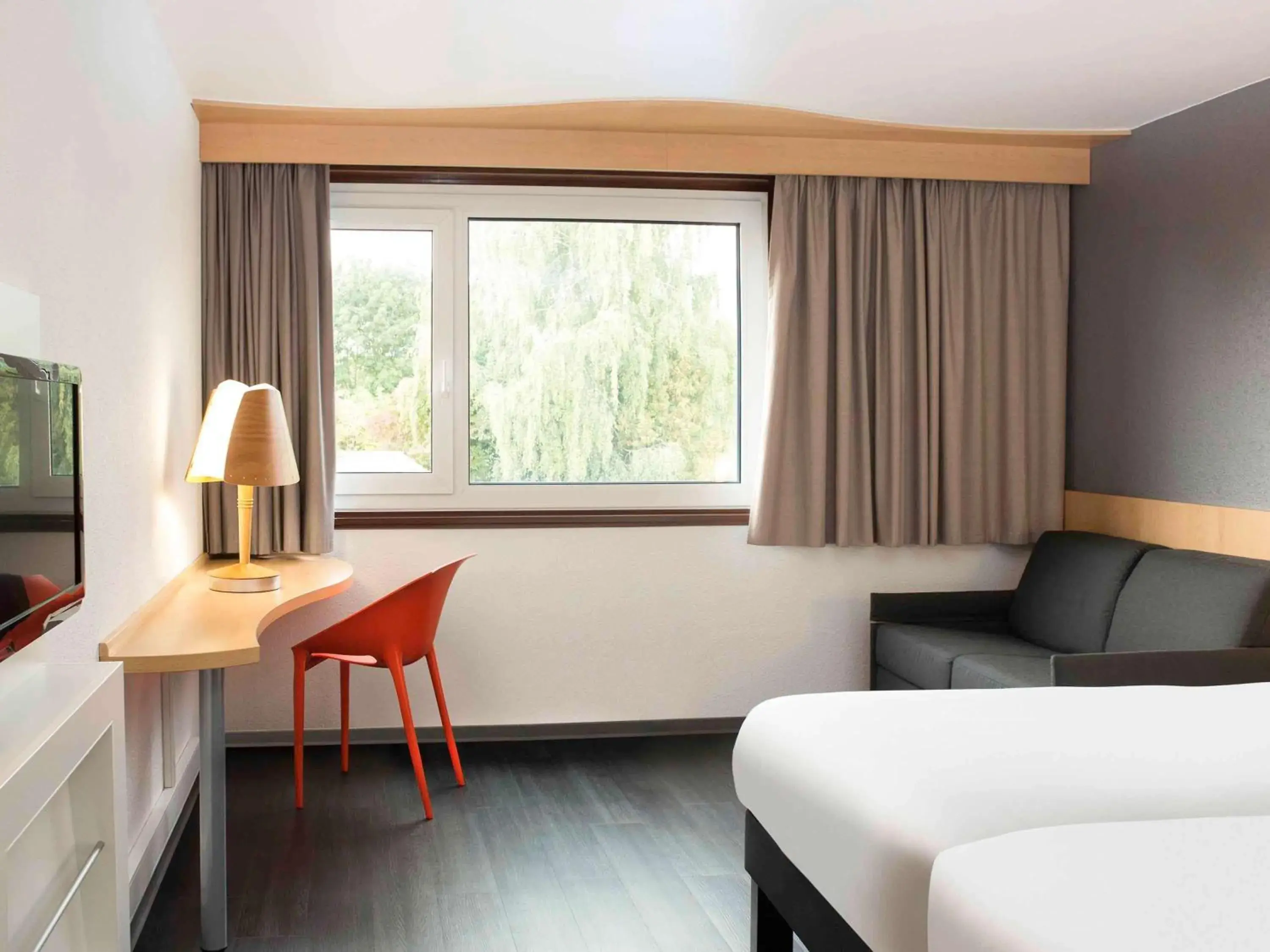 Photo of the whole room, Bed in ibis 3 Lacs Neuchâtel Photo of the whole room, Bed in ibis 3 Lacs Neuchâtel