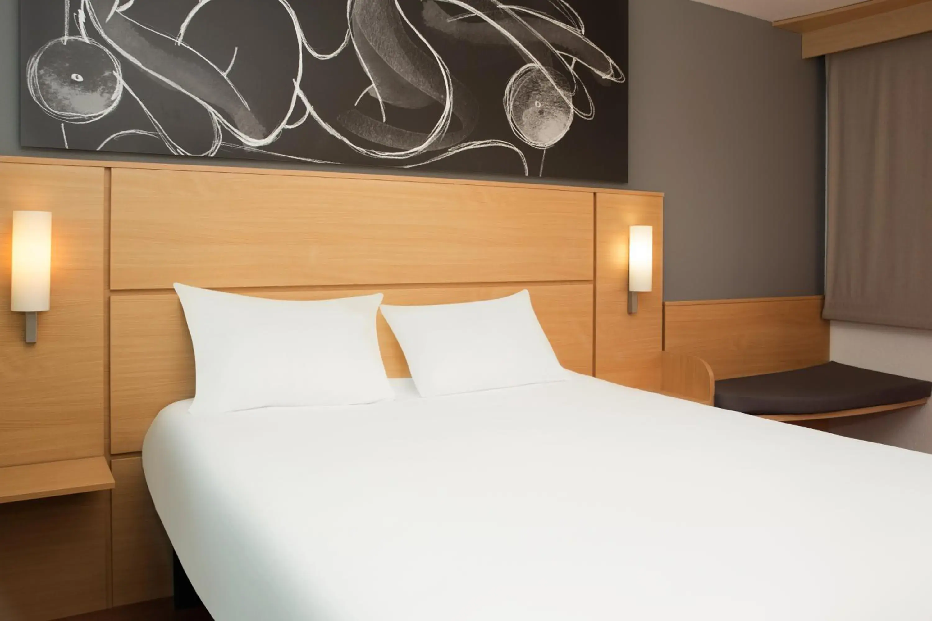 Bed in ibis 3 Lacs Neuchâtel Bed in ibis 3 Lacs Neuchâtel
