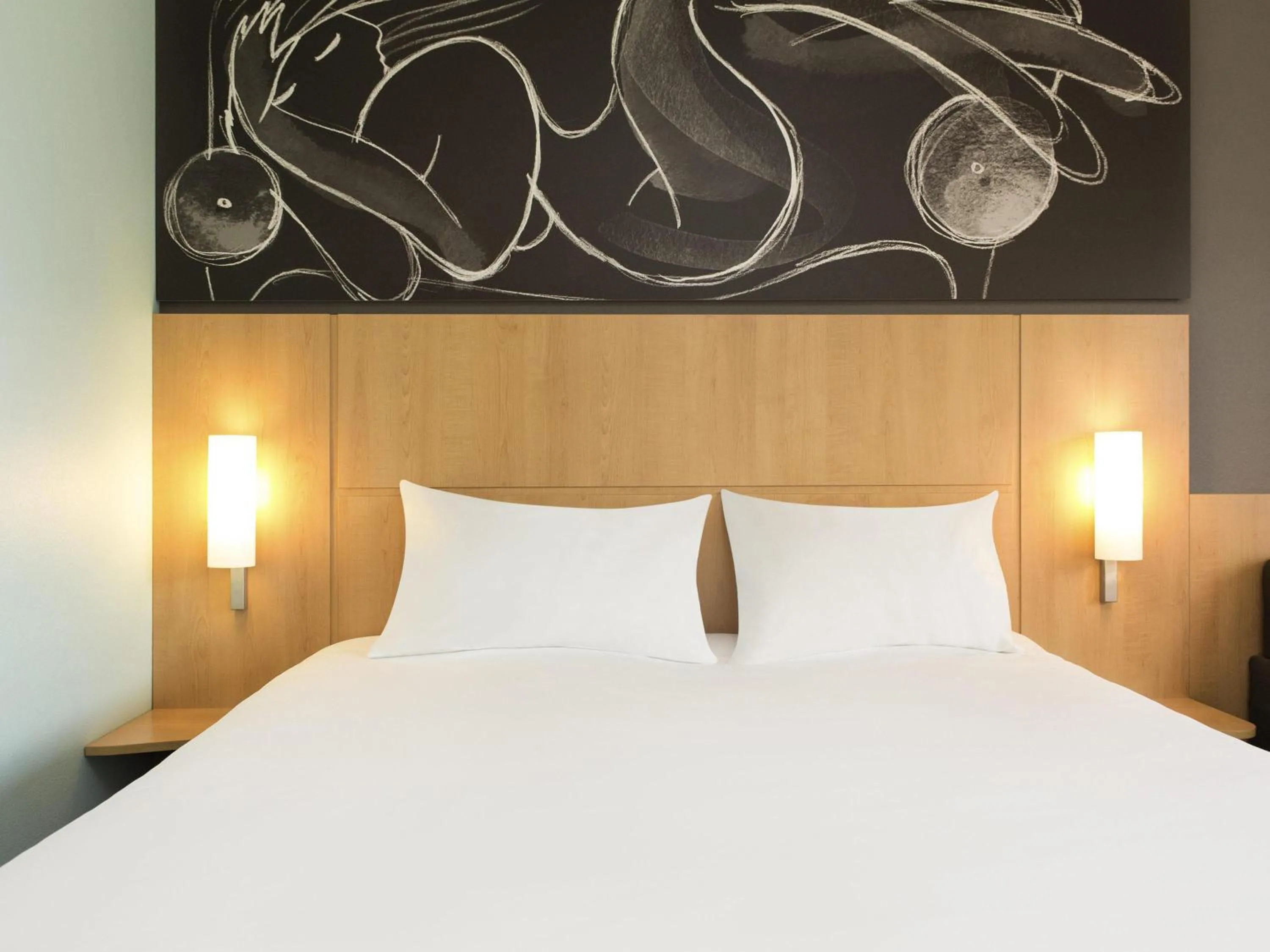 Bedroom, Bed in ibis 3 Lacs Neuchâtel