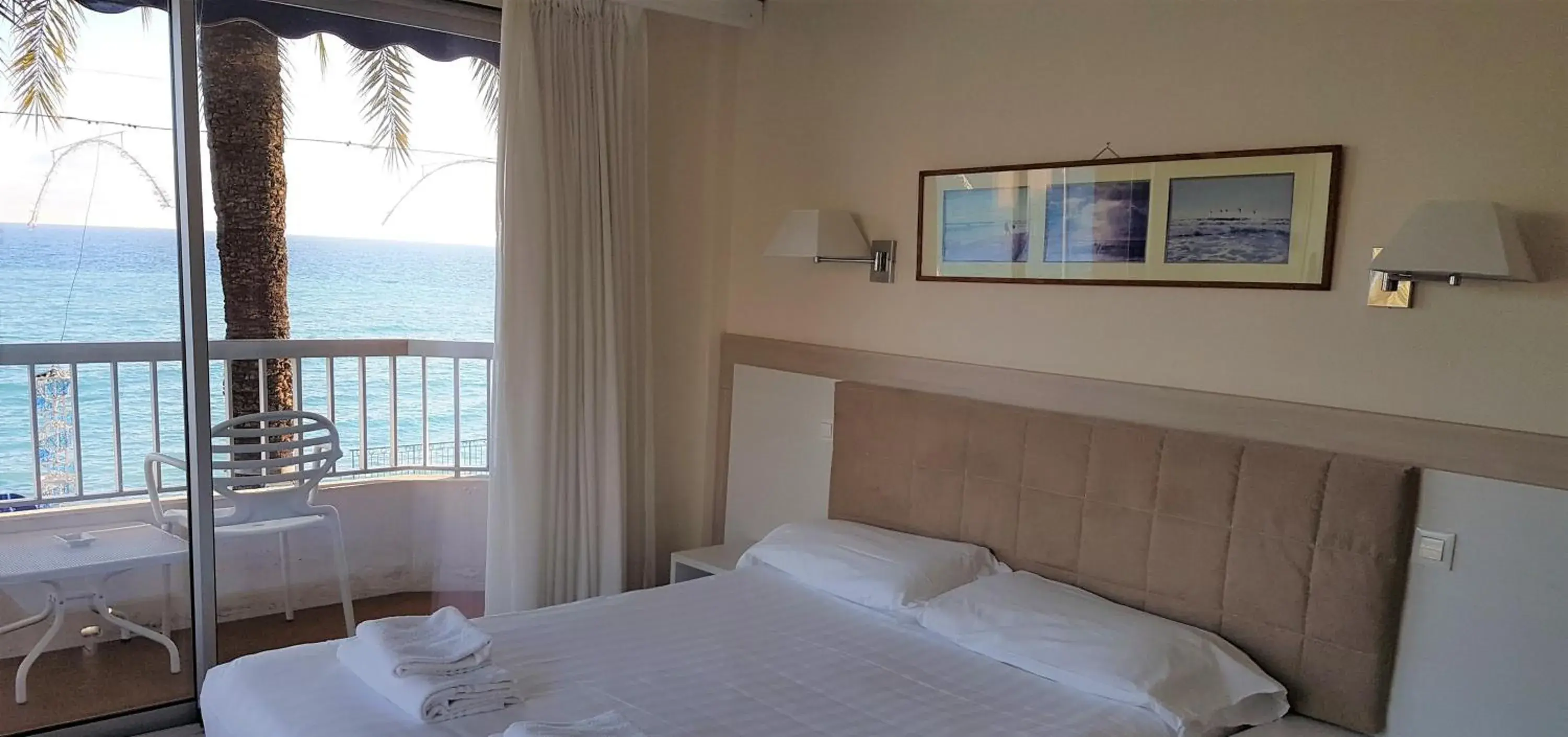 Bed in Hôtel Le Dauphin Bed in Hôtel Le Dauphin