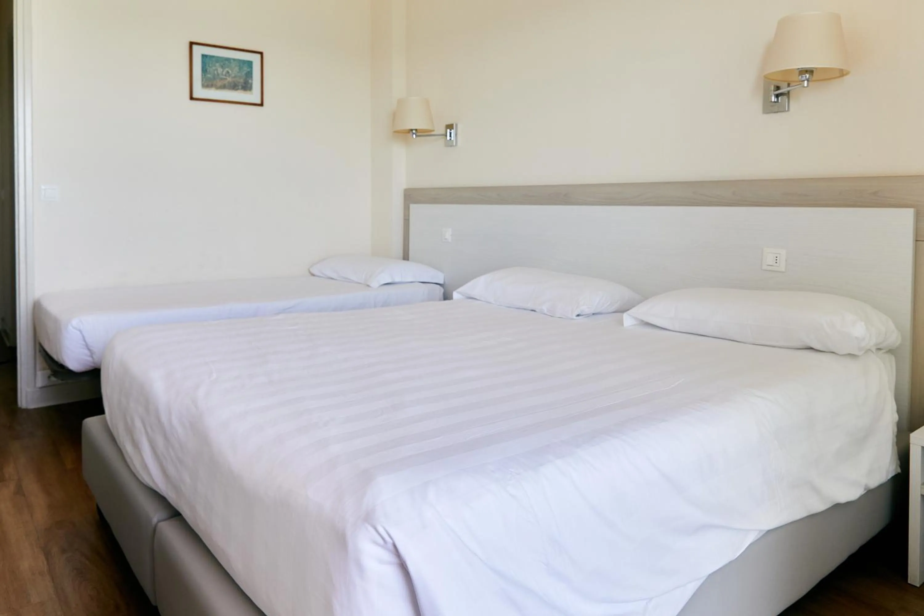 Bedroom, Bed in Hôtel Le Dauphin