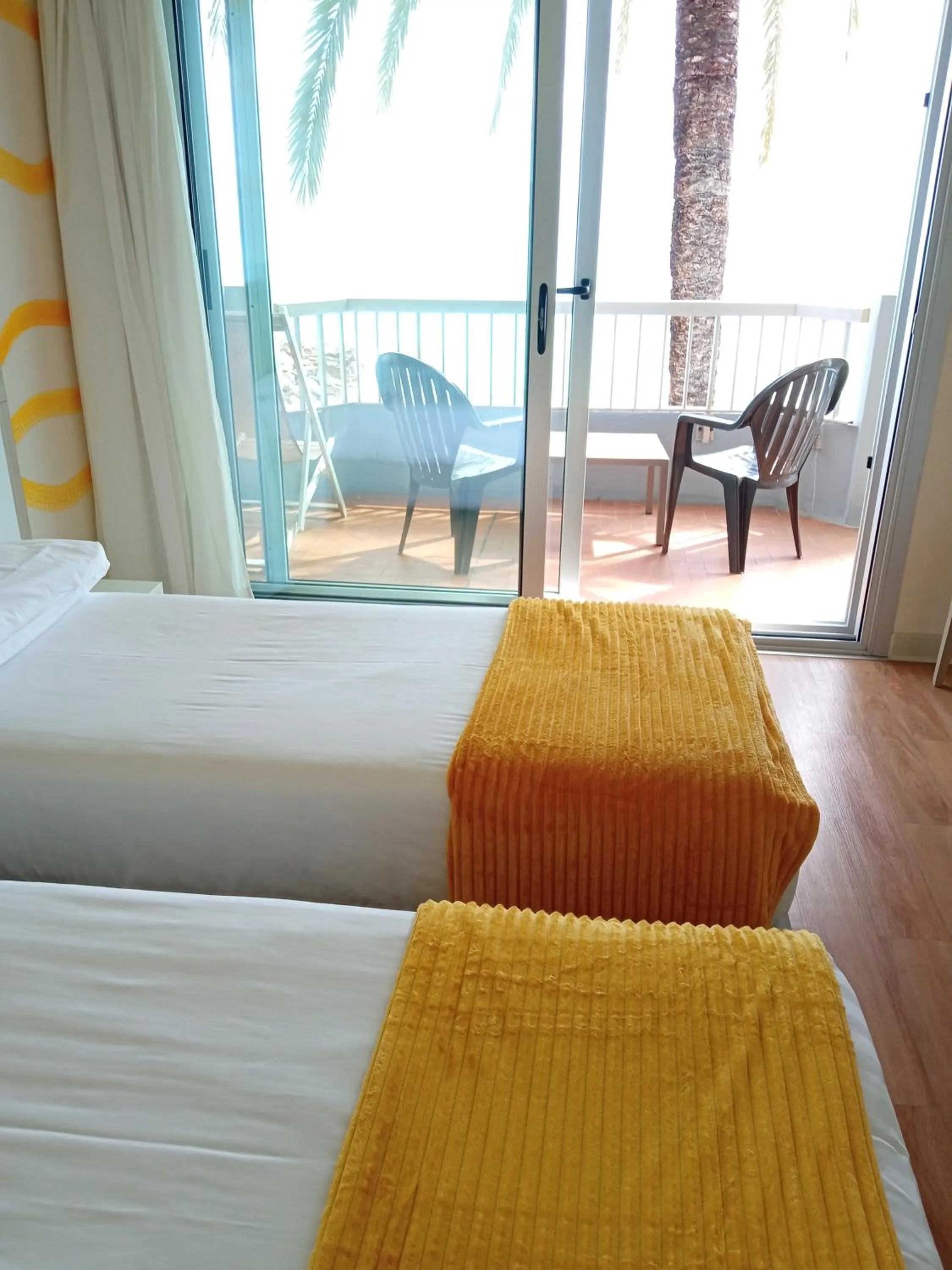 View (from property/room), Bed in Hôtel Le Dauphin