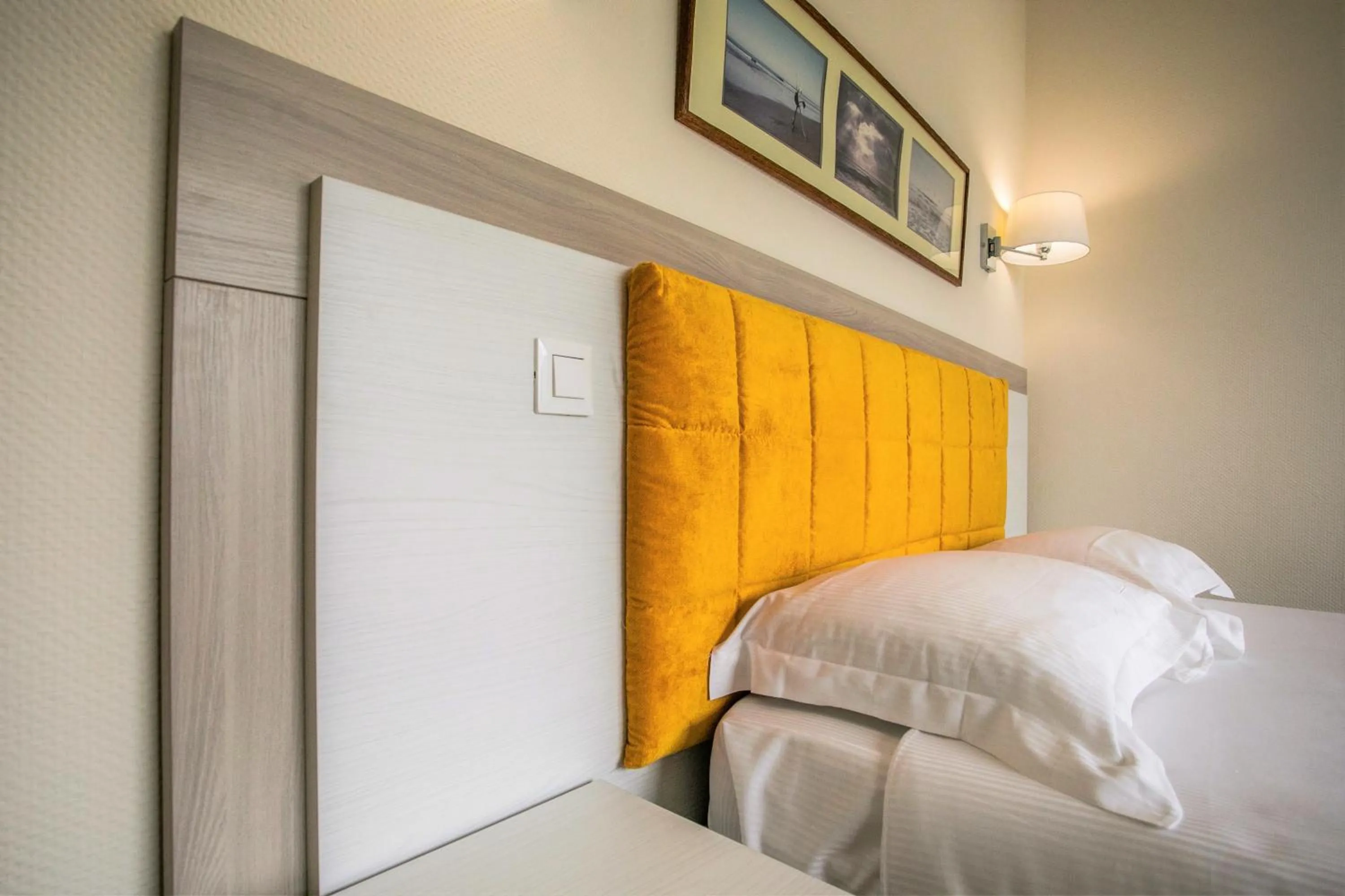 Bed in Hôtel Le Dauphin