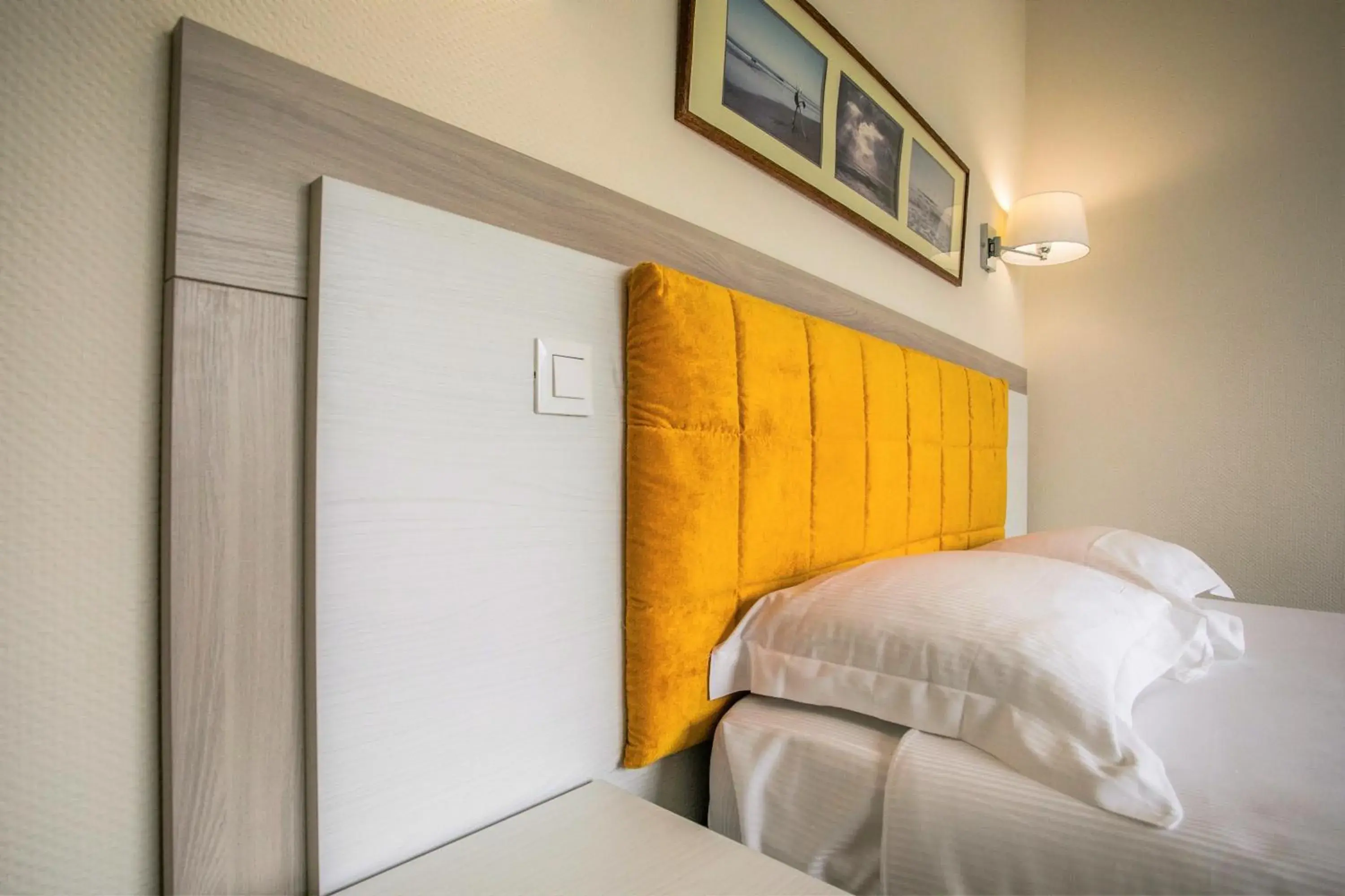 Bed in Hôtel Le Dauphin Bed in Hôtel Le Dauphin