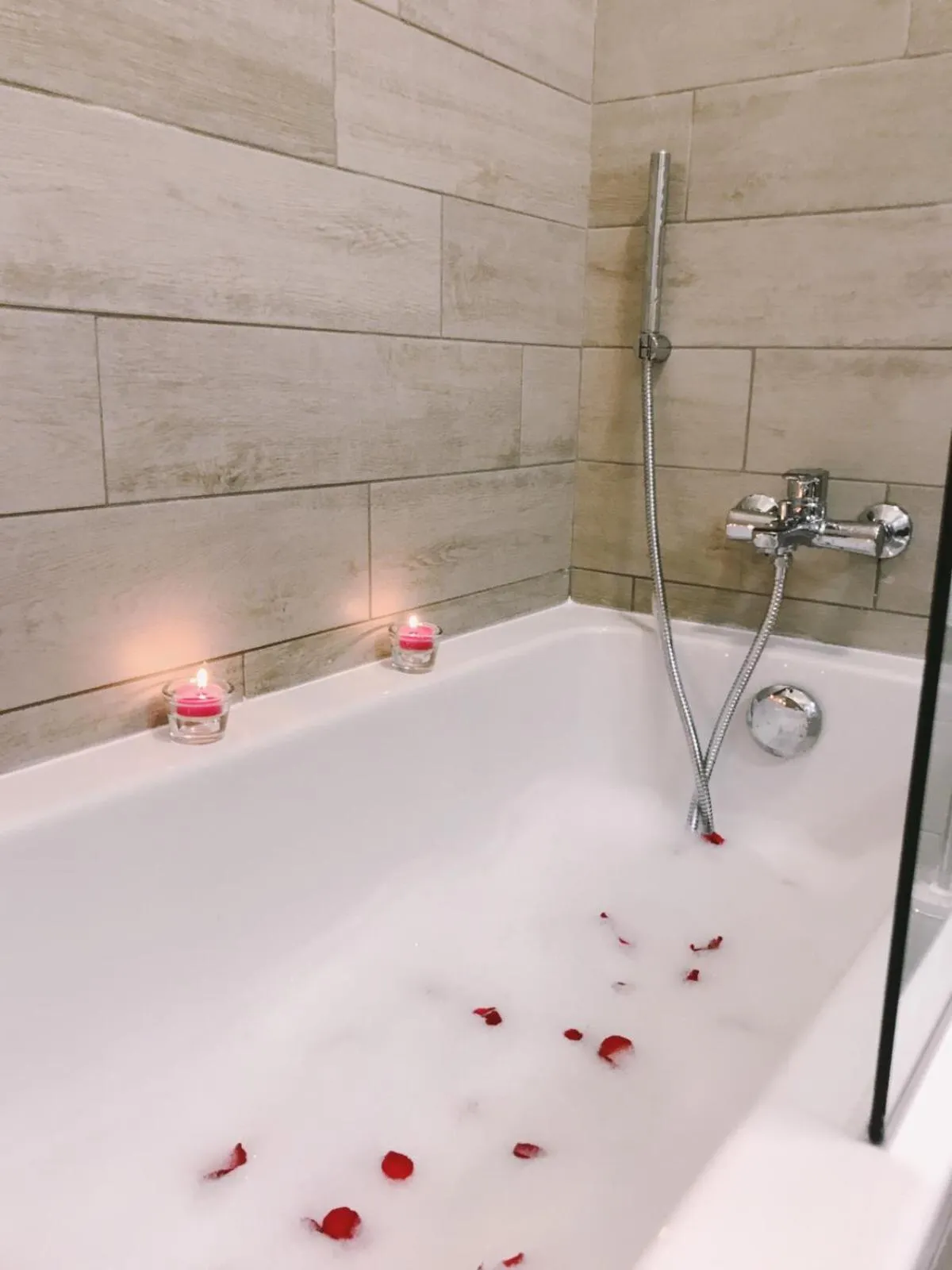 Hot Tub in Hôtel Le Dauphin