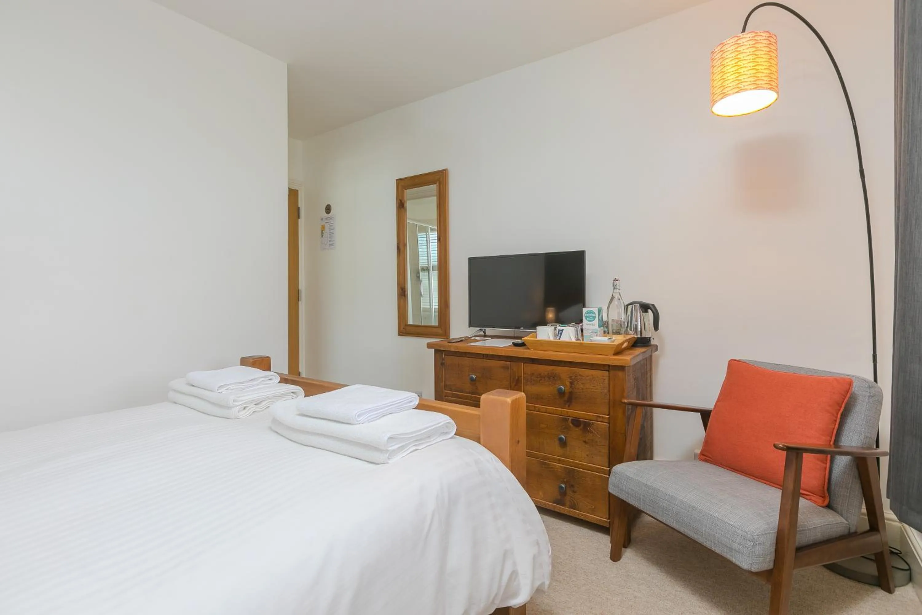 Bedroom, Bed in Oystercatcher