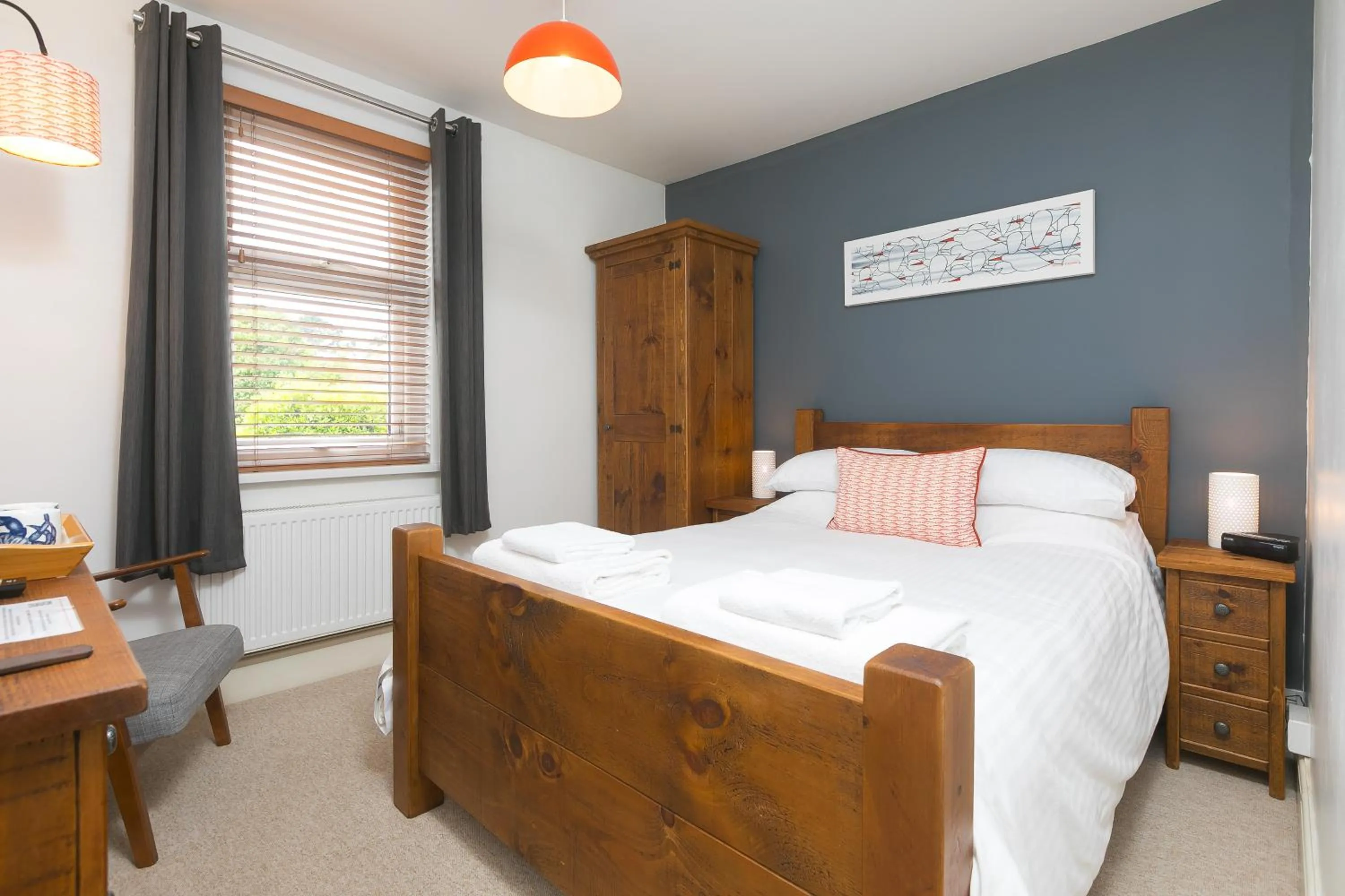 Bedroom, Bed in Oystercatcher