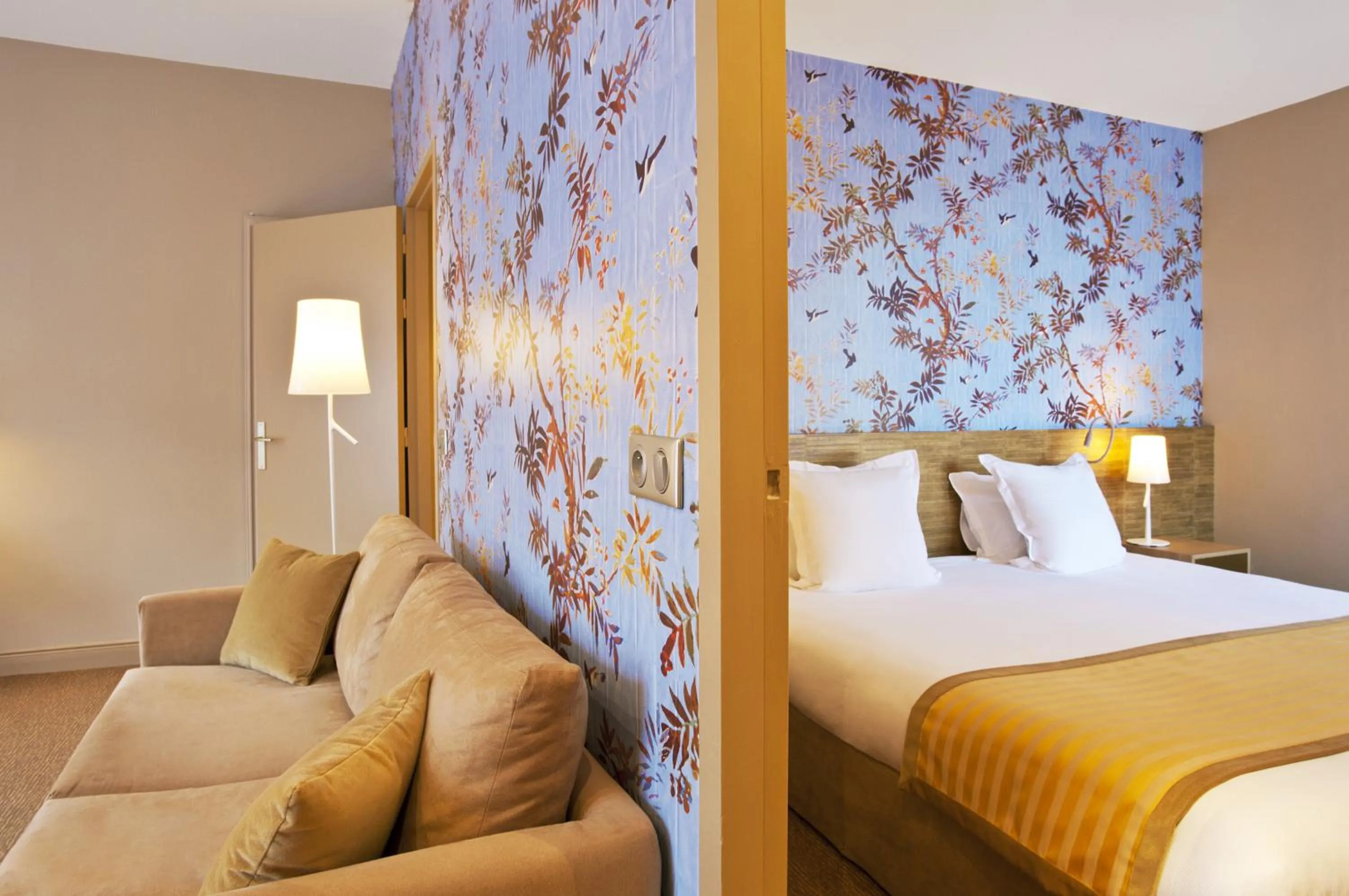 Seating area, Bed in B&B HOME Brides-les-Bains Les 3 Vallées