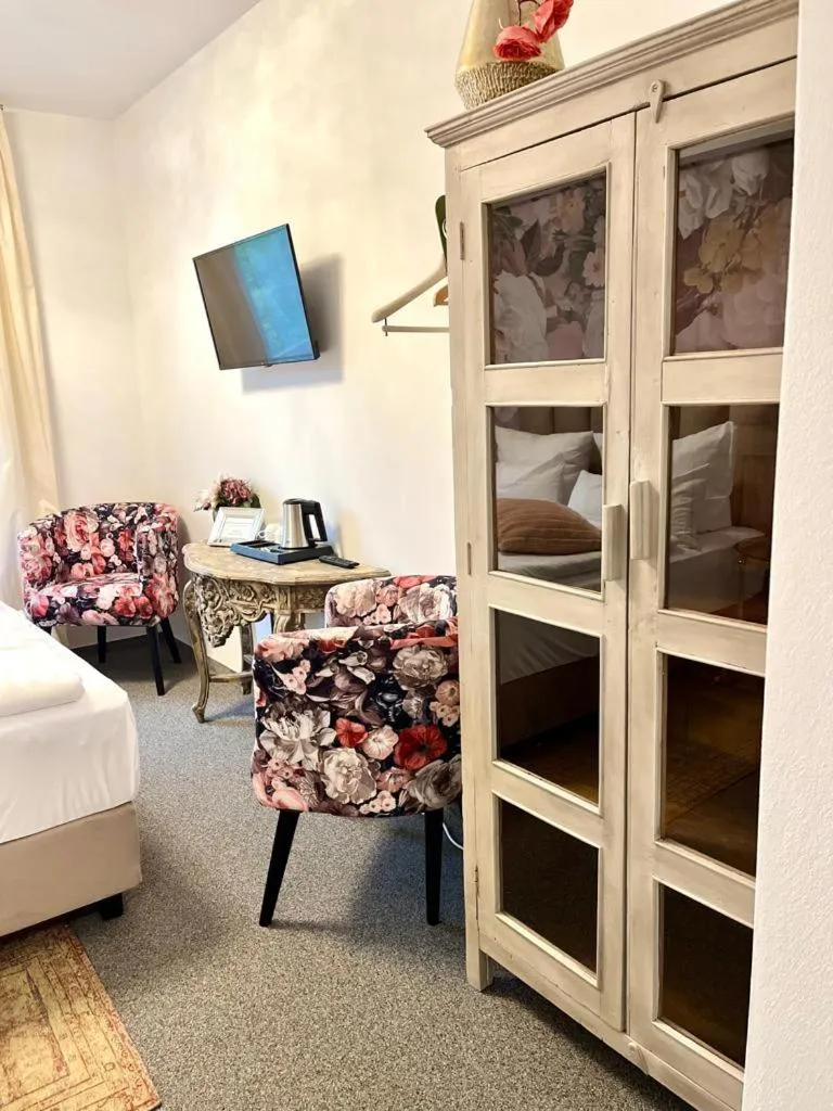 Seating area, Bed in Villa Delange