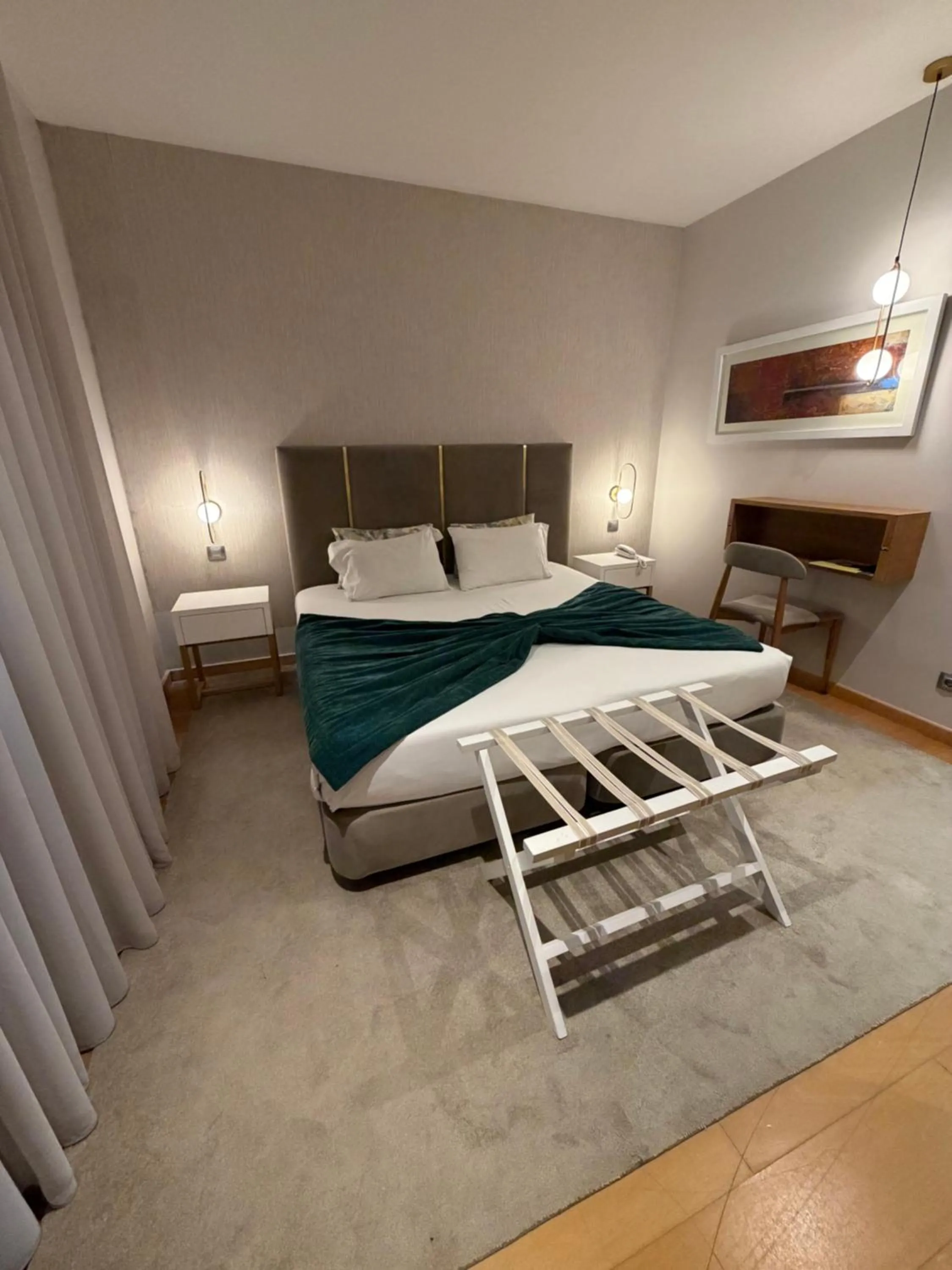 Property building, Bed in Hotel Albergaria Borges