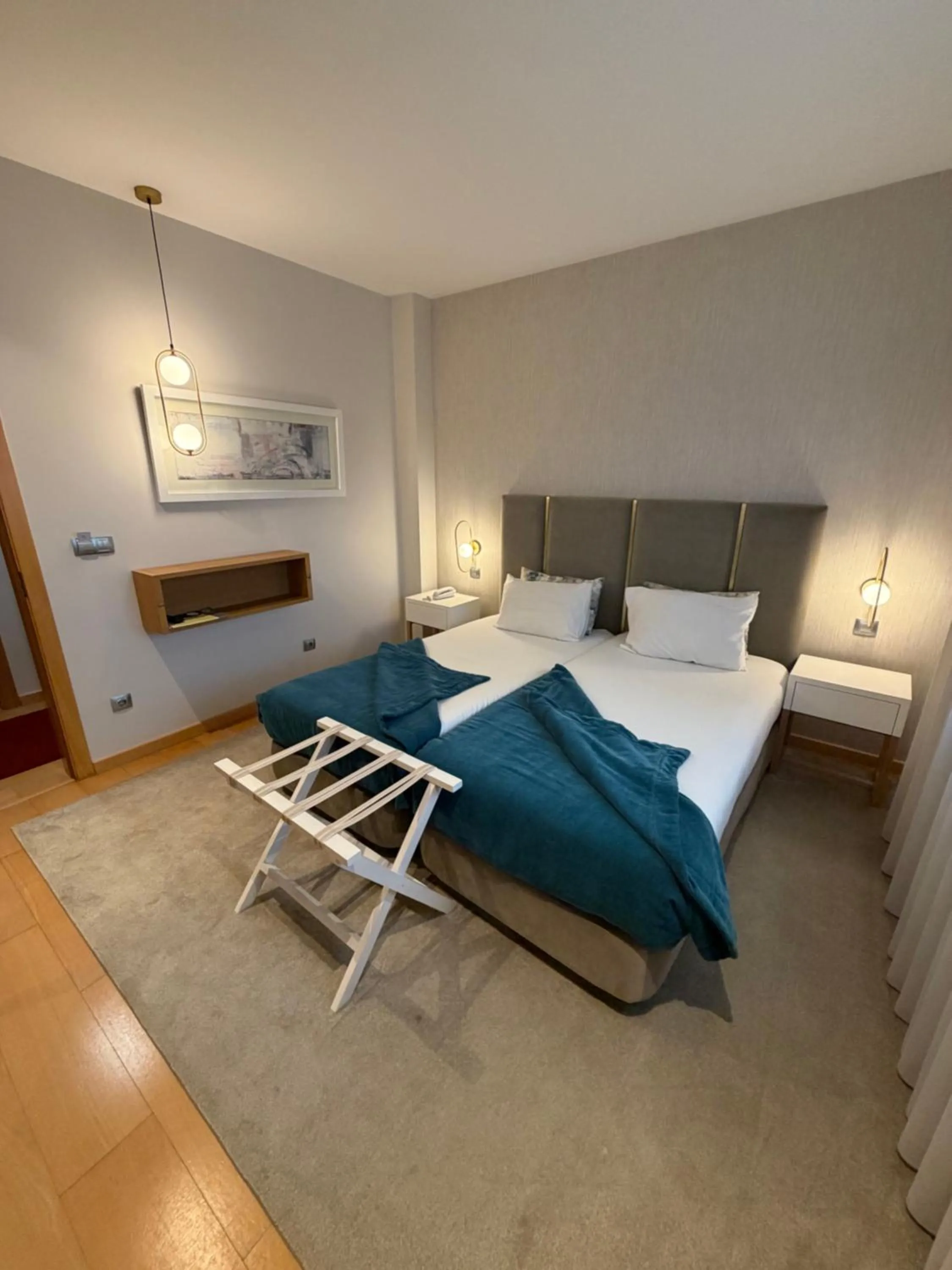 Property building, Bed in Hotel Albergaria Borges