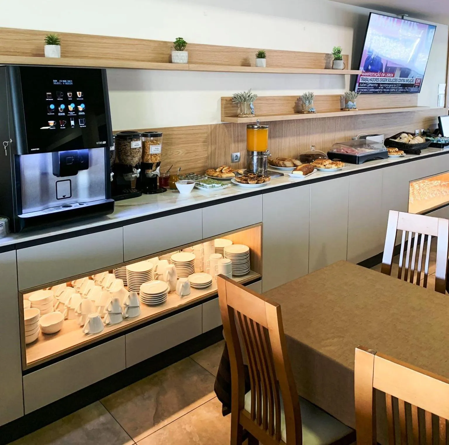 Continental breakfast in Hotel Albergaria Borges