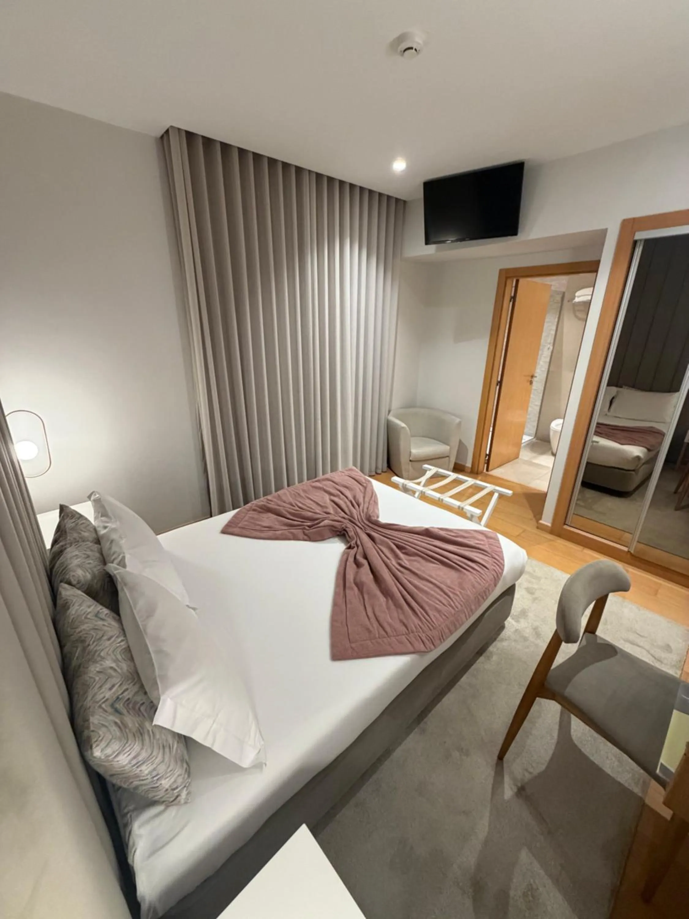 Property building, Bed in Hotel Albergaria Borges