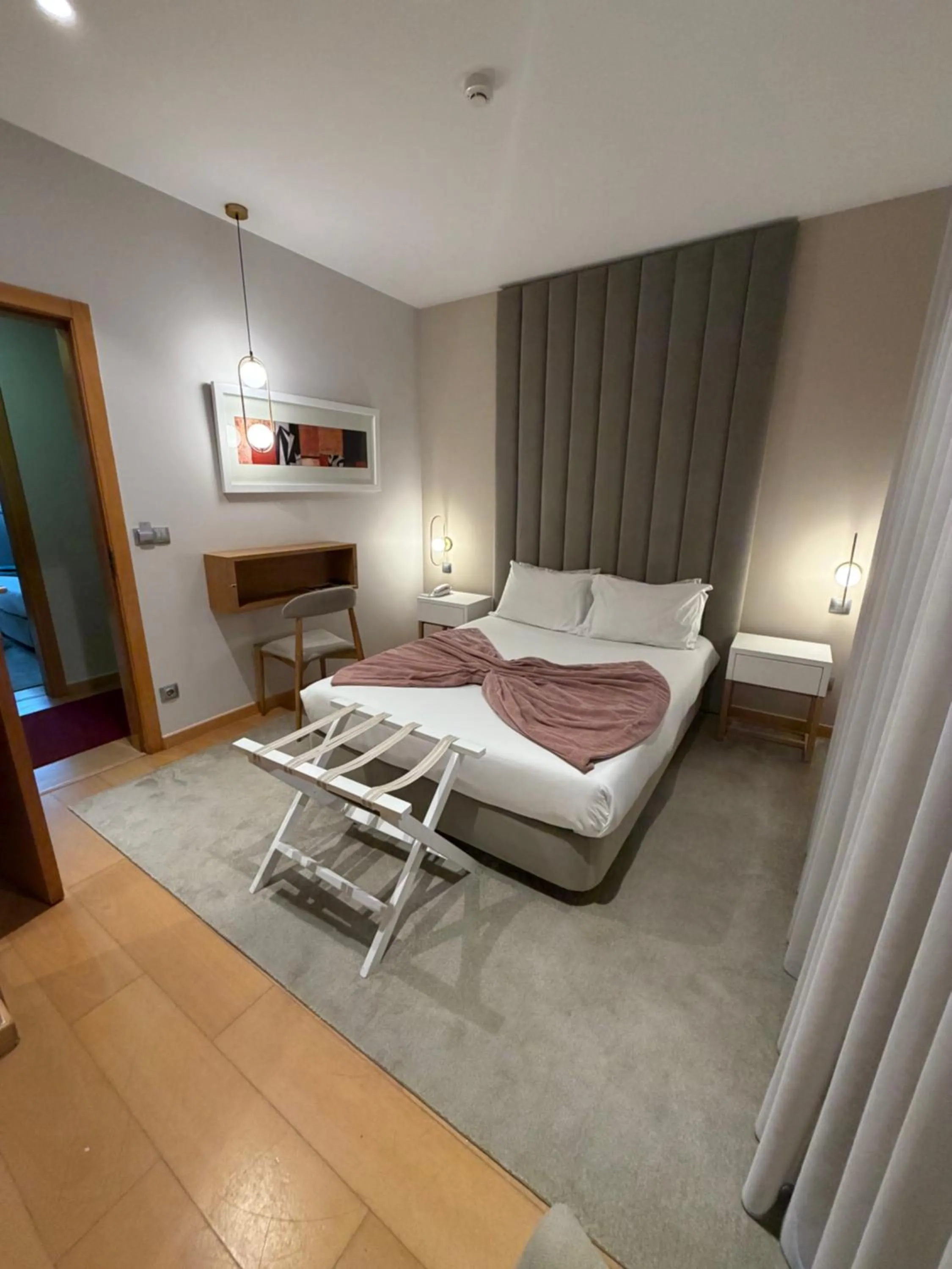 Property building, Bed in Hotel Albergaria Borges