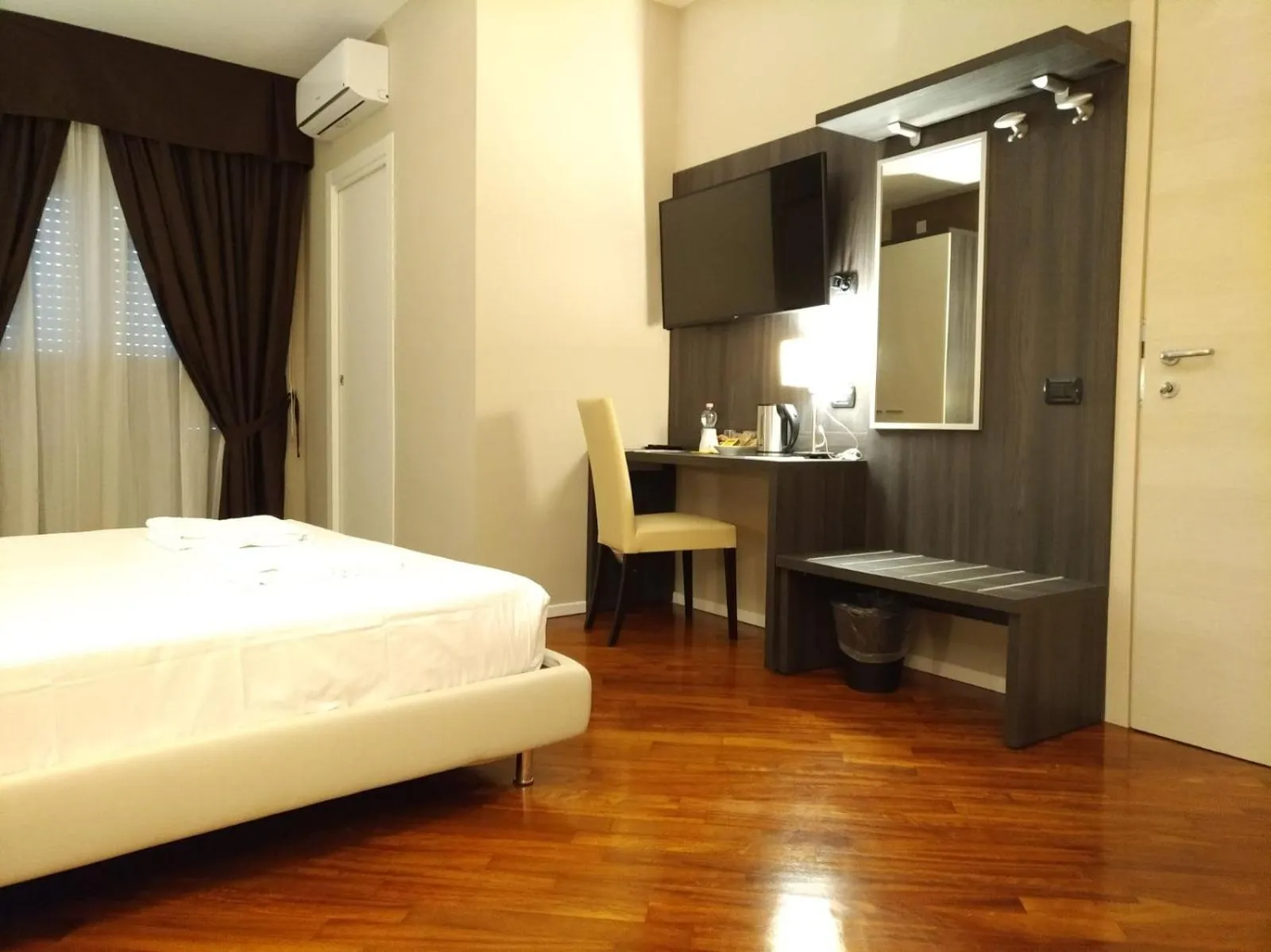 Photo of the whole room, Bed in Brain Rooms & Suite