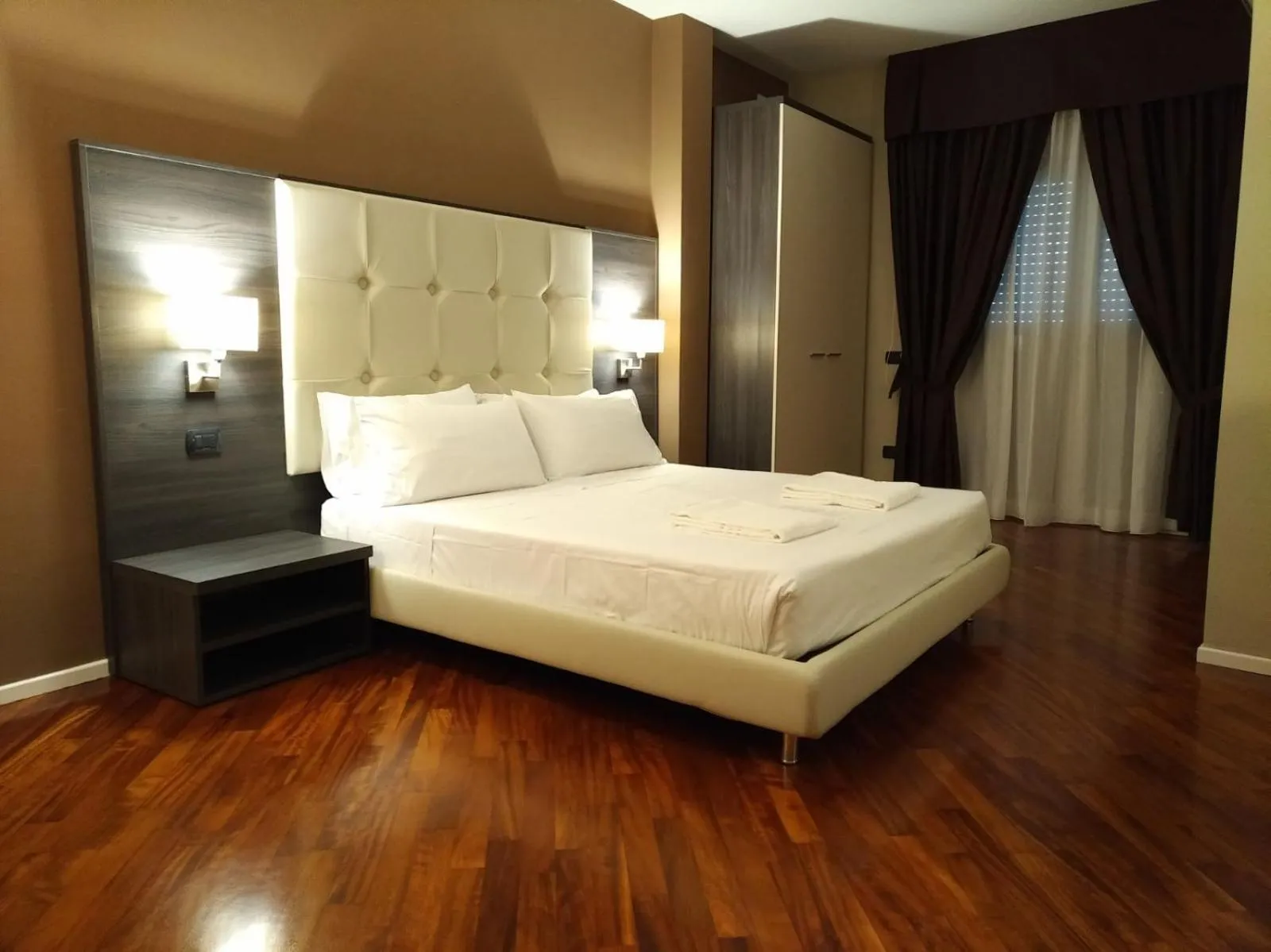 Bedroom, Bed in Brain Rooms & Suite