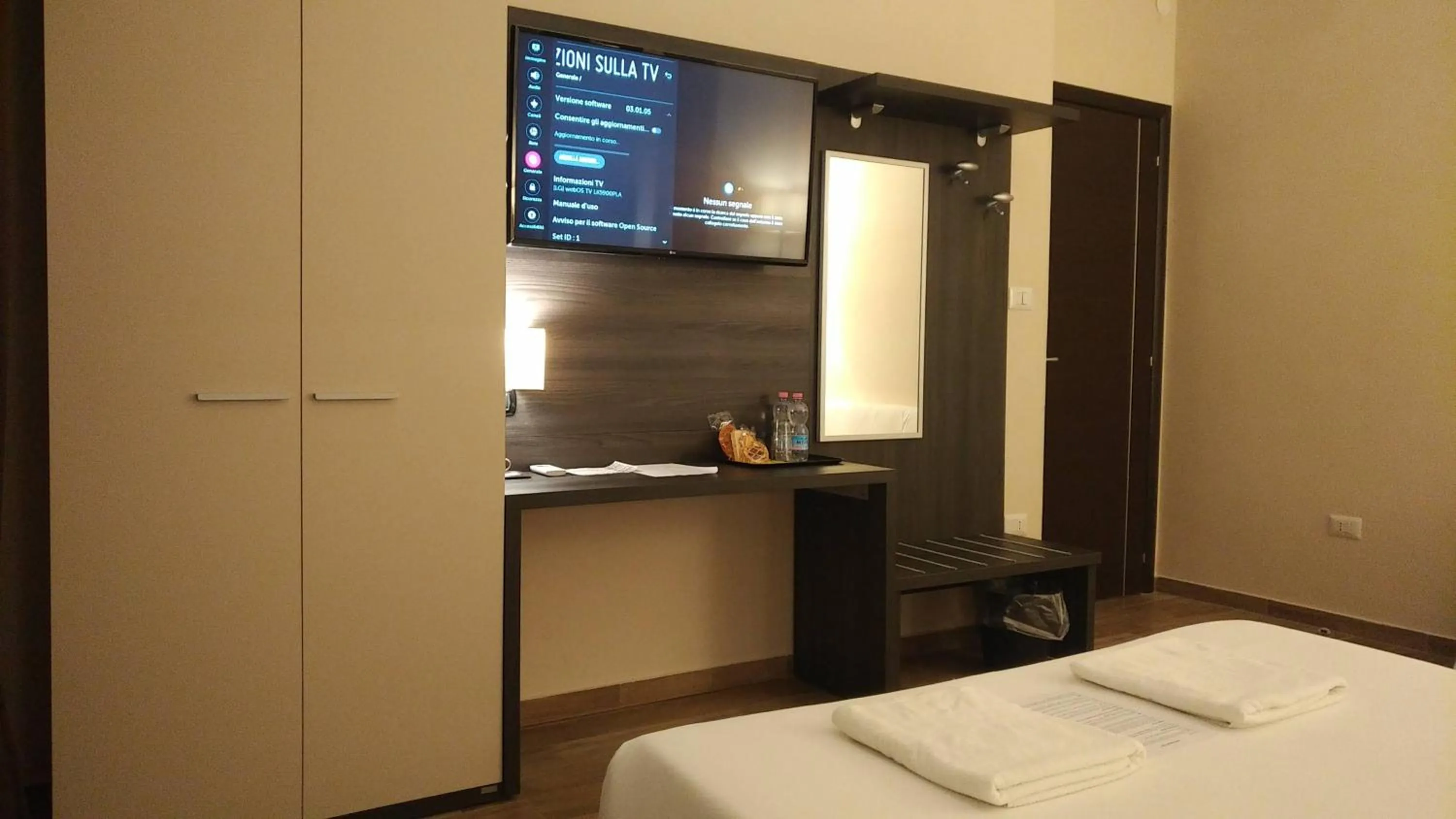 Bedroom, Bed in Brain Rooms & Suite