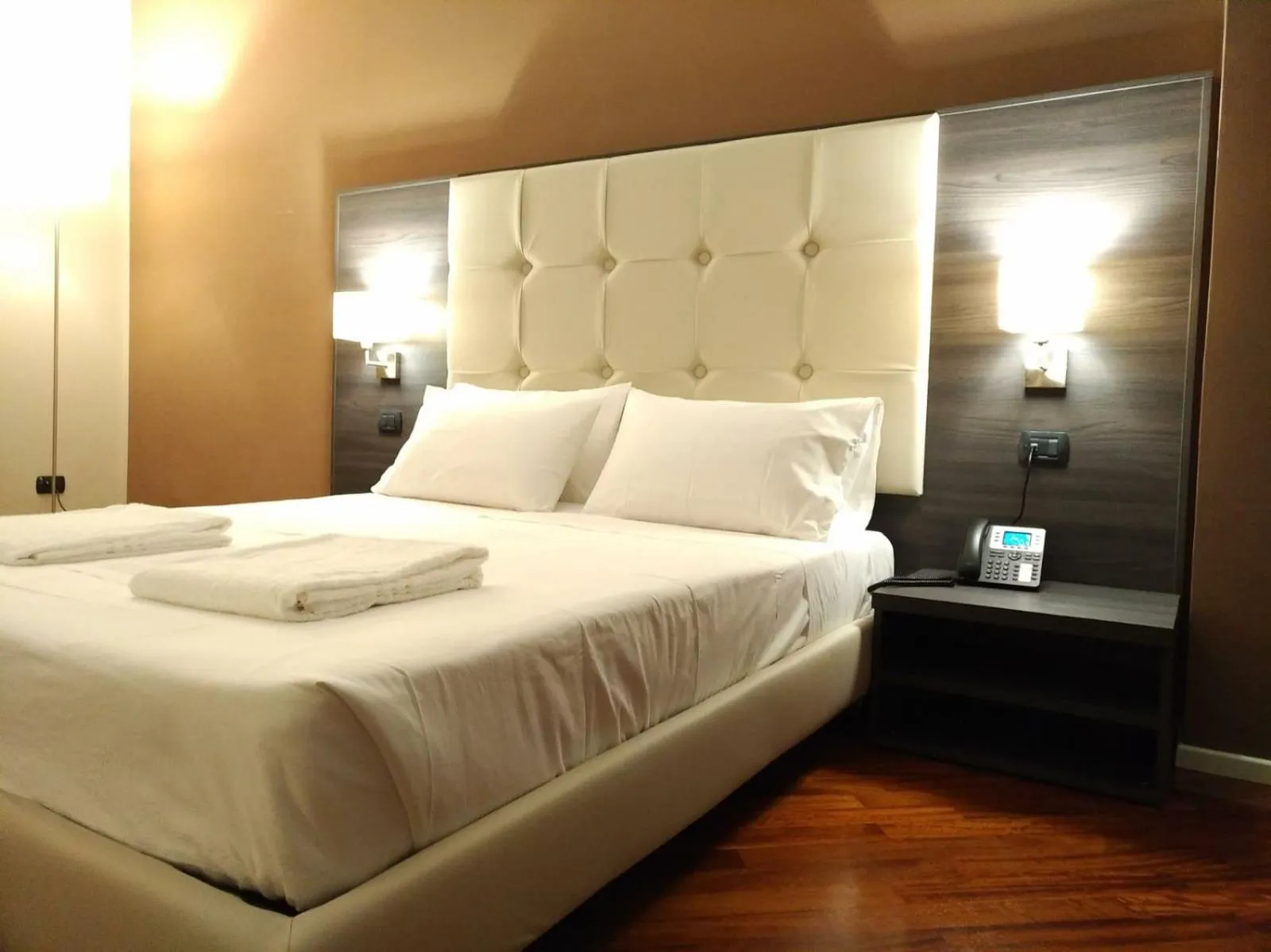 Bedroom, Bed in Brain Rooms & Suite