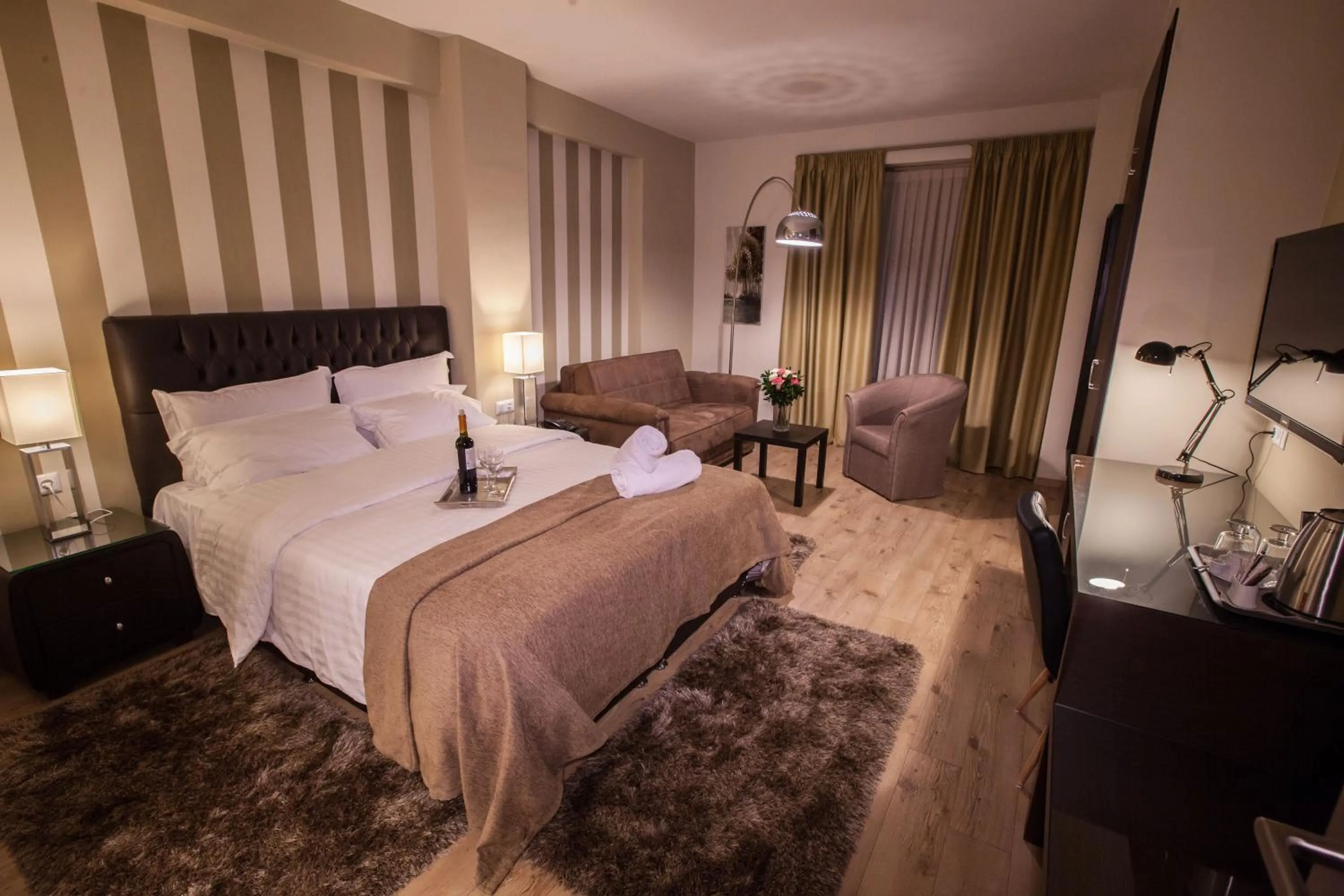 Photo of the whole room, Bed in Diamond City Living