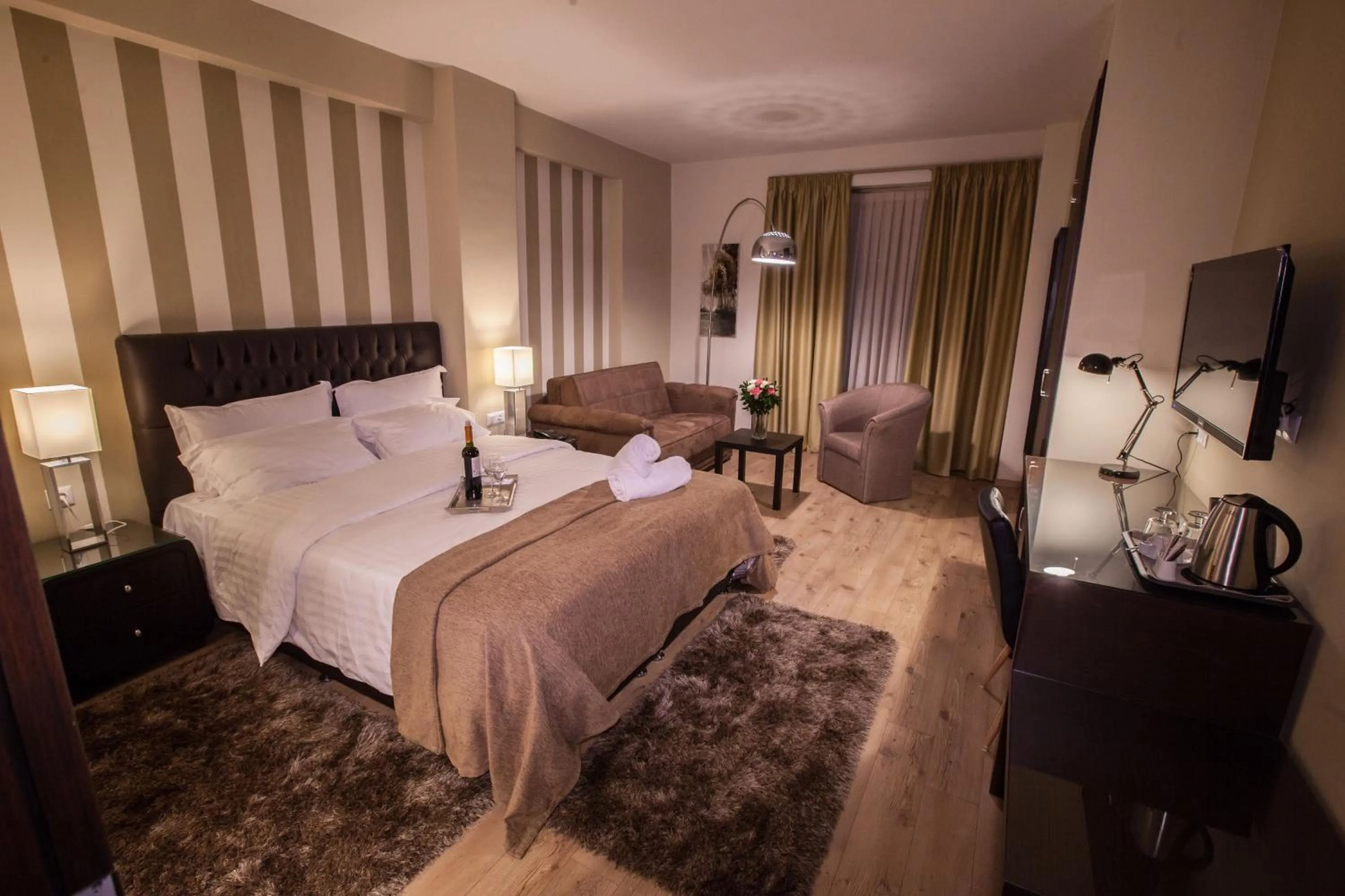 Photo of the whole room, Bed in Diamond City Living