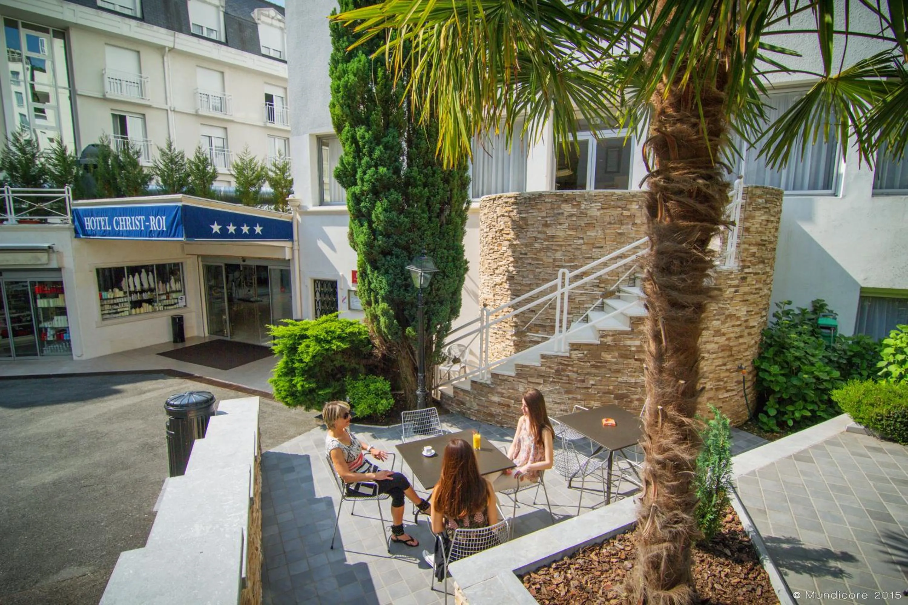 Patio in Hôtel Christ Roi