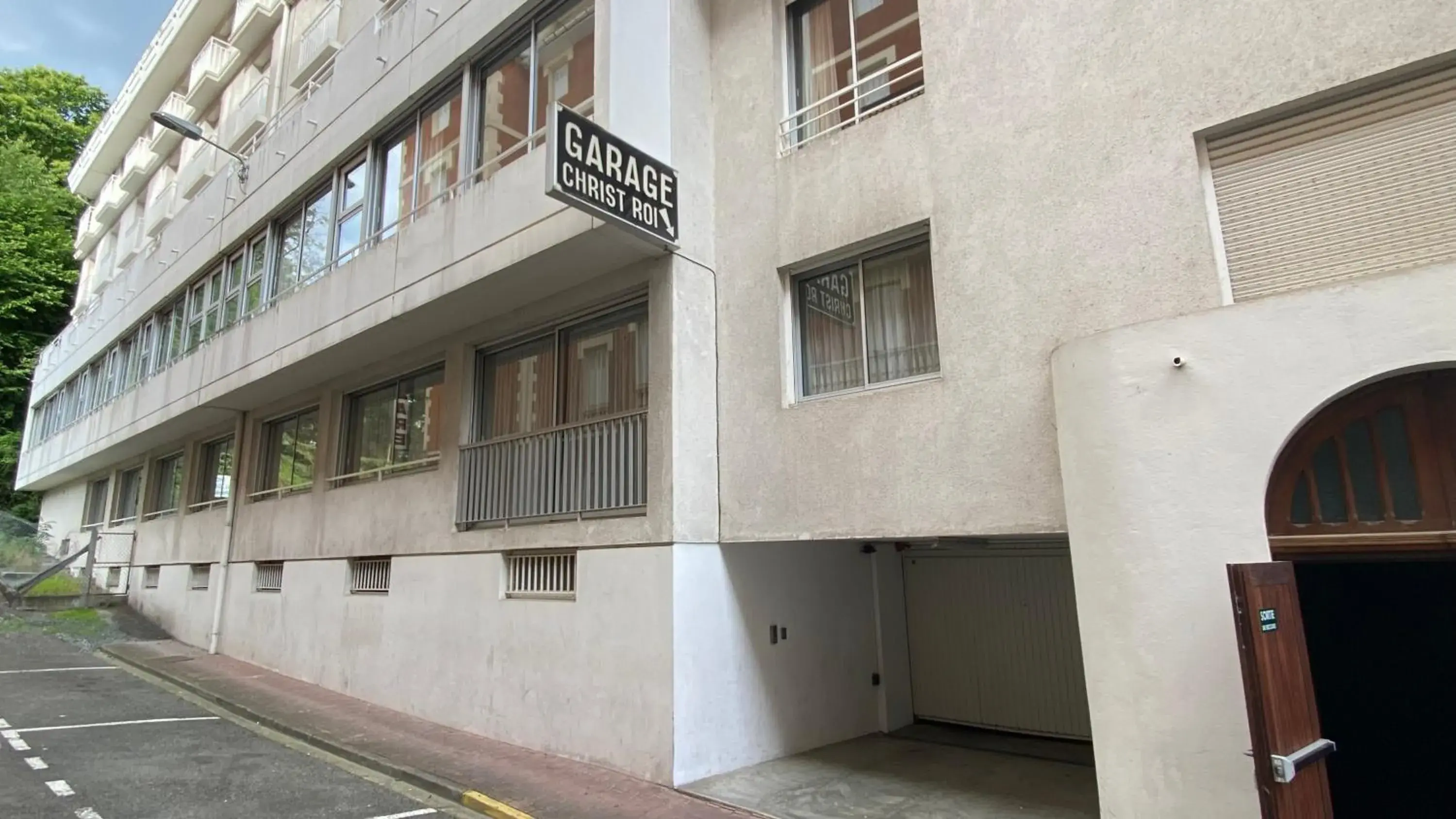 Parking in Hôtel Christ Roi Parking in Hôtel Christ Roi