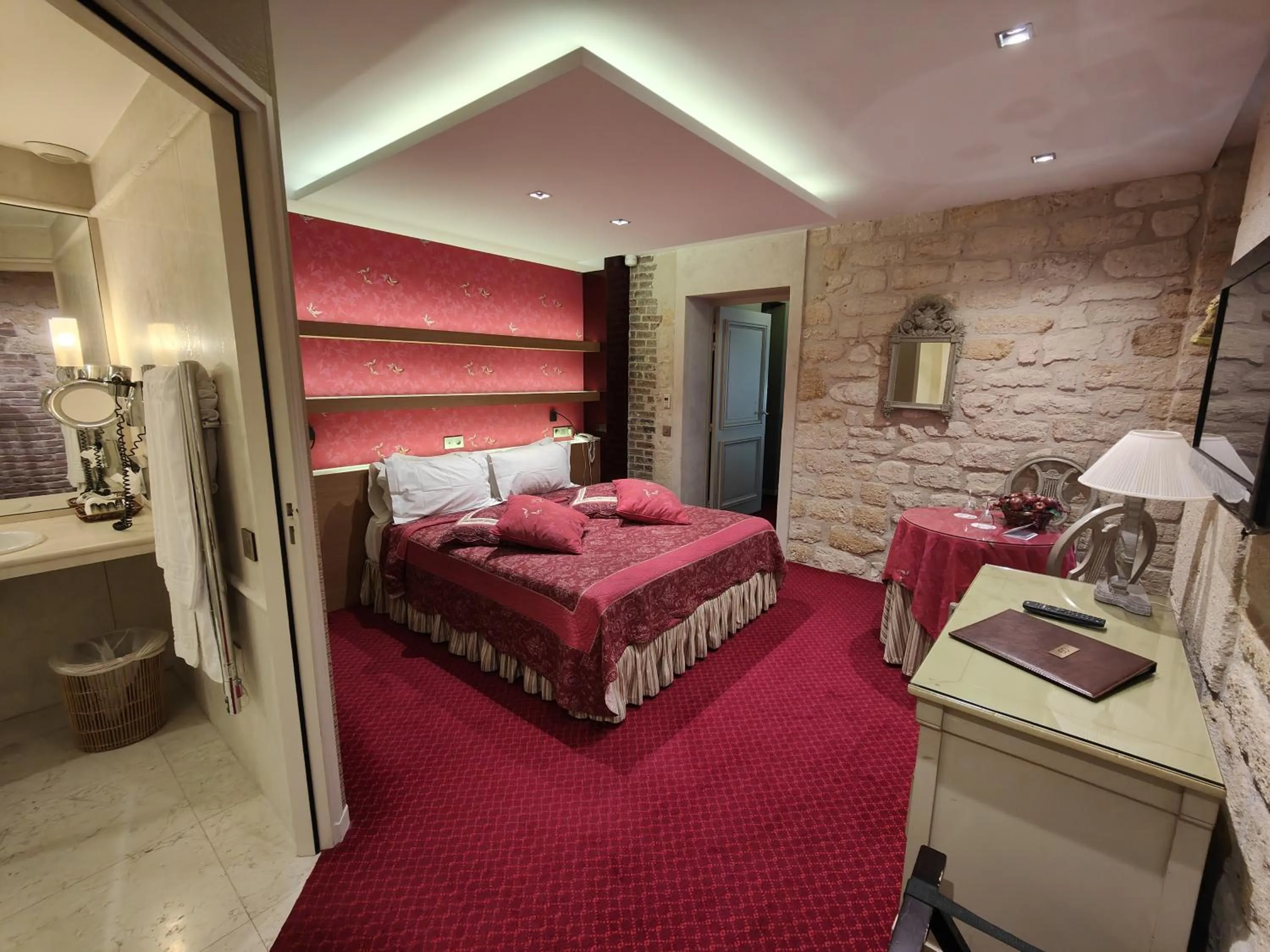 Photo of the whole room, Bed in Le Relais Médicis