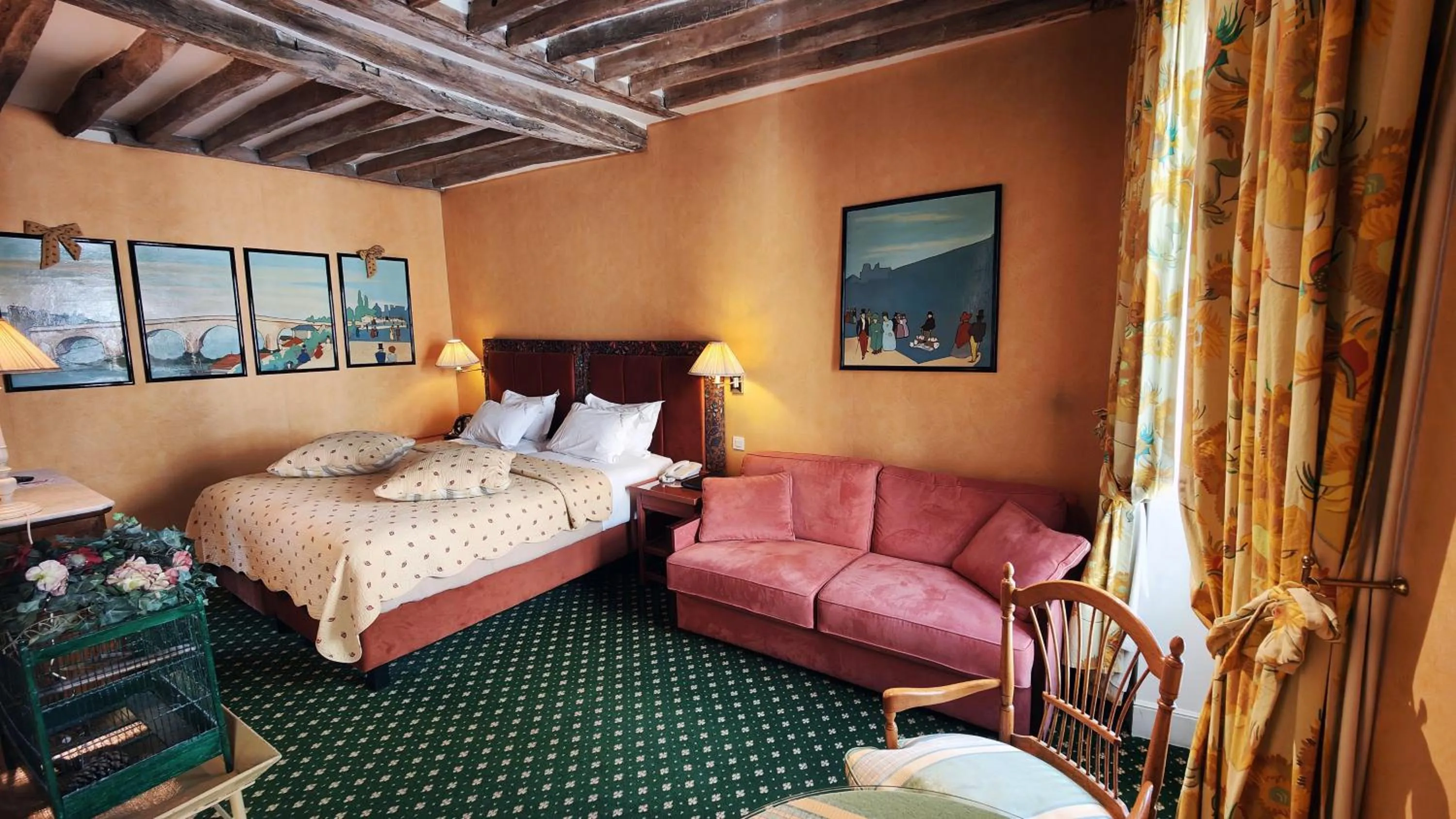 Photo of the whole room, Bed in Le Relais Médicis