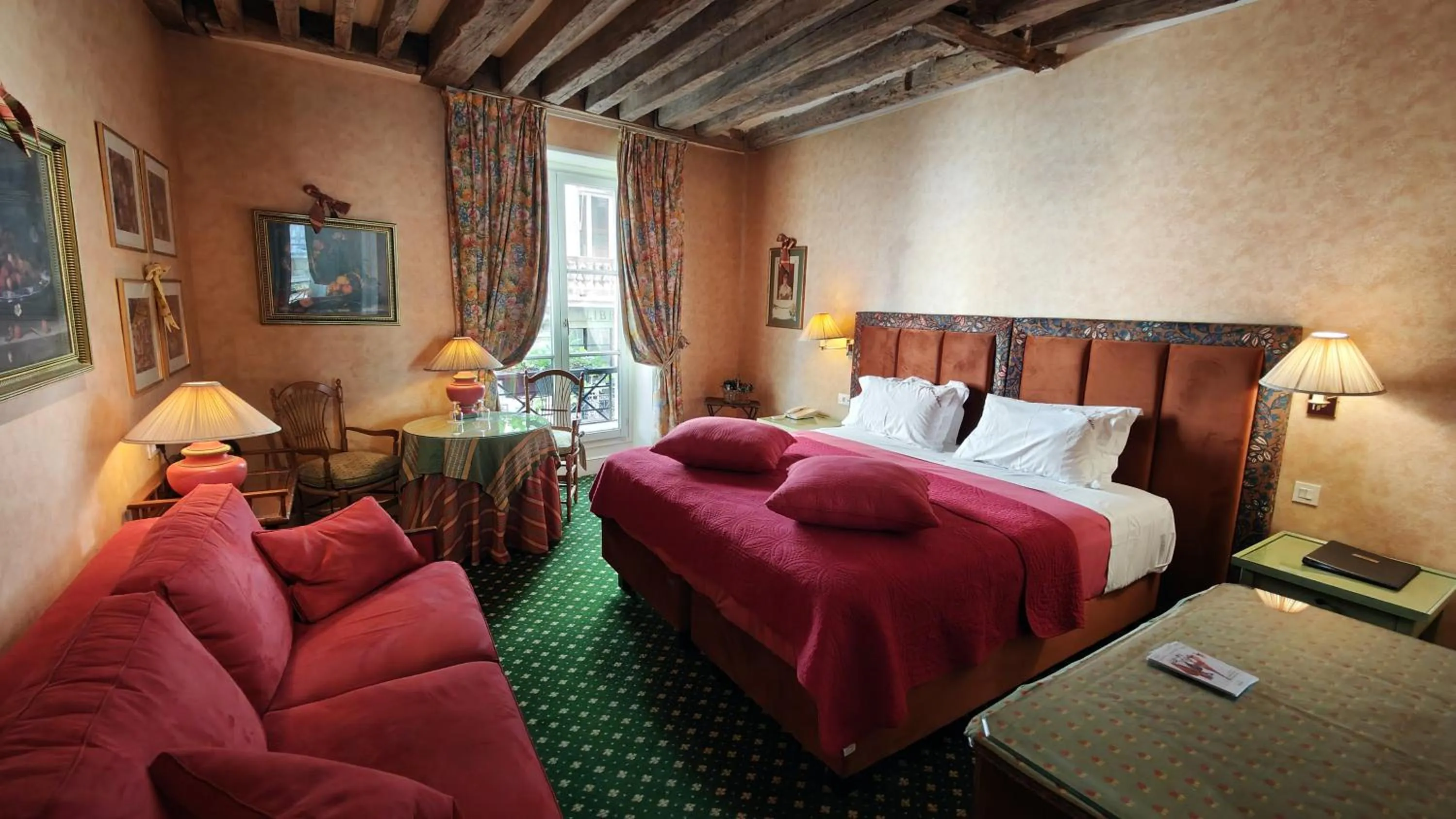 Bed in Le Relais Médicis