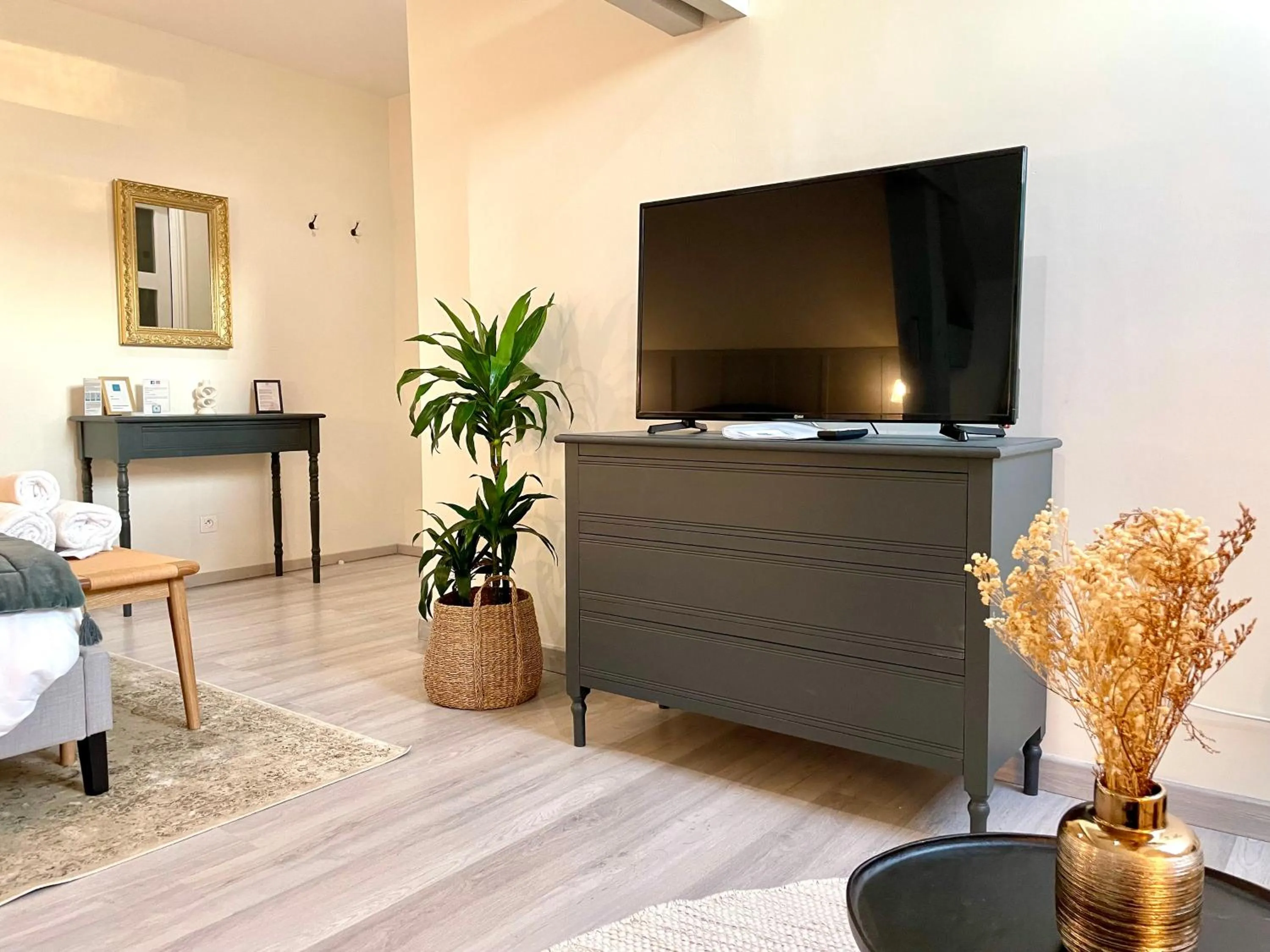 Seating area, Bed in Villa de la Croix - Maison d'hôtes à 4 minutes de l'A26 avec parking