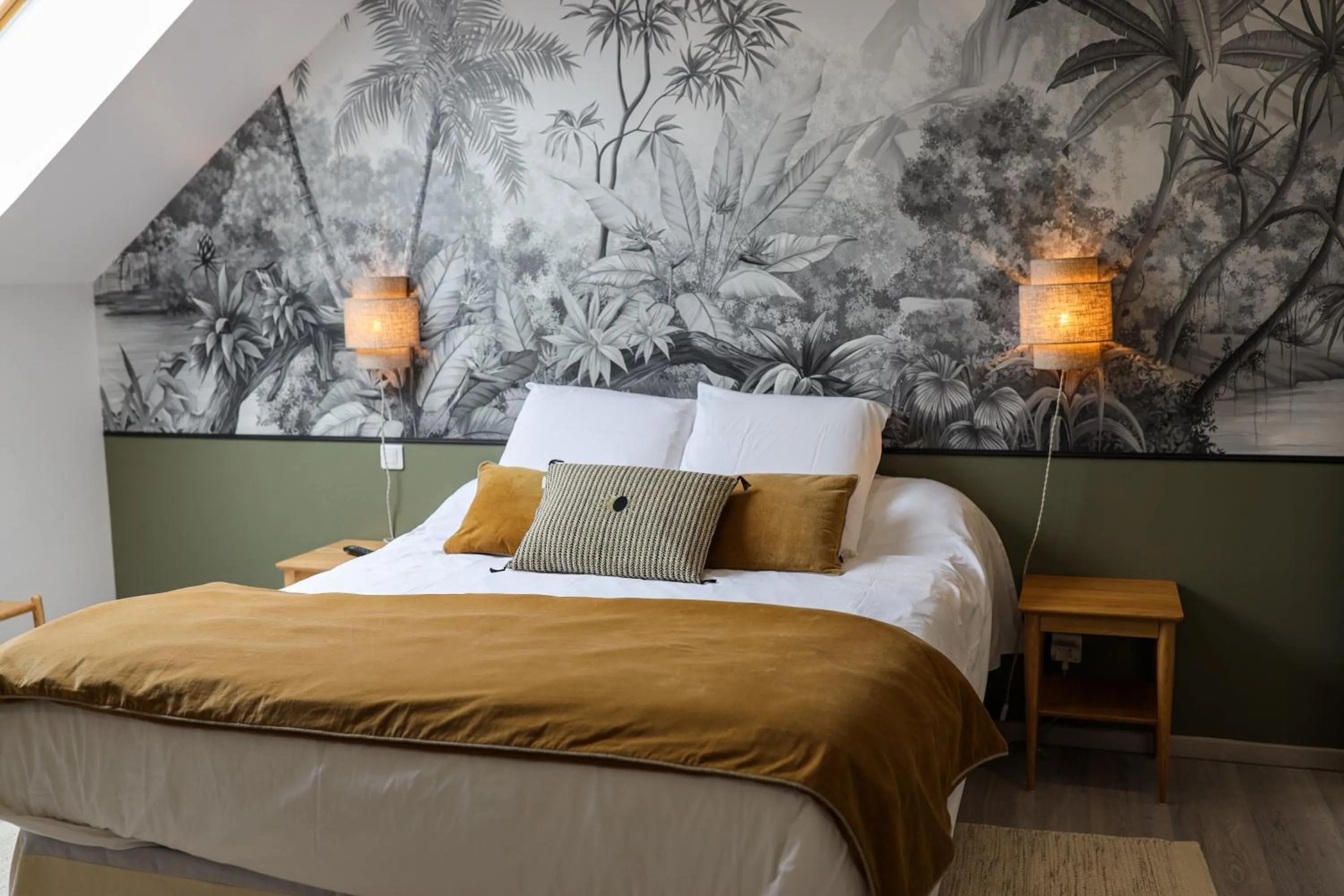 Bathroom, Bed in Villa de la Croix - Maison d'hôtes à 4 minutes de l'A26 avec parking