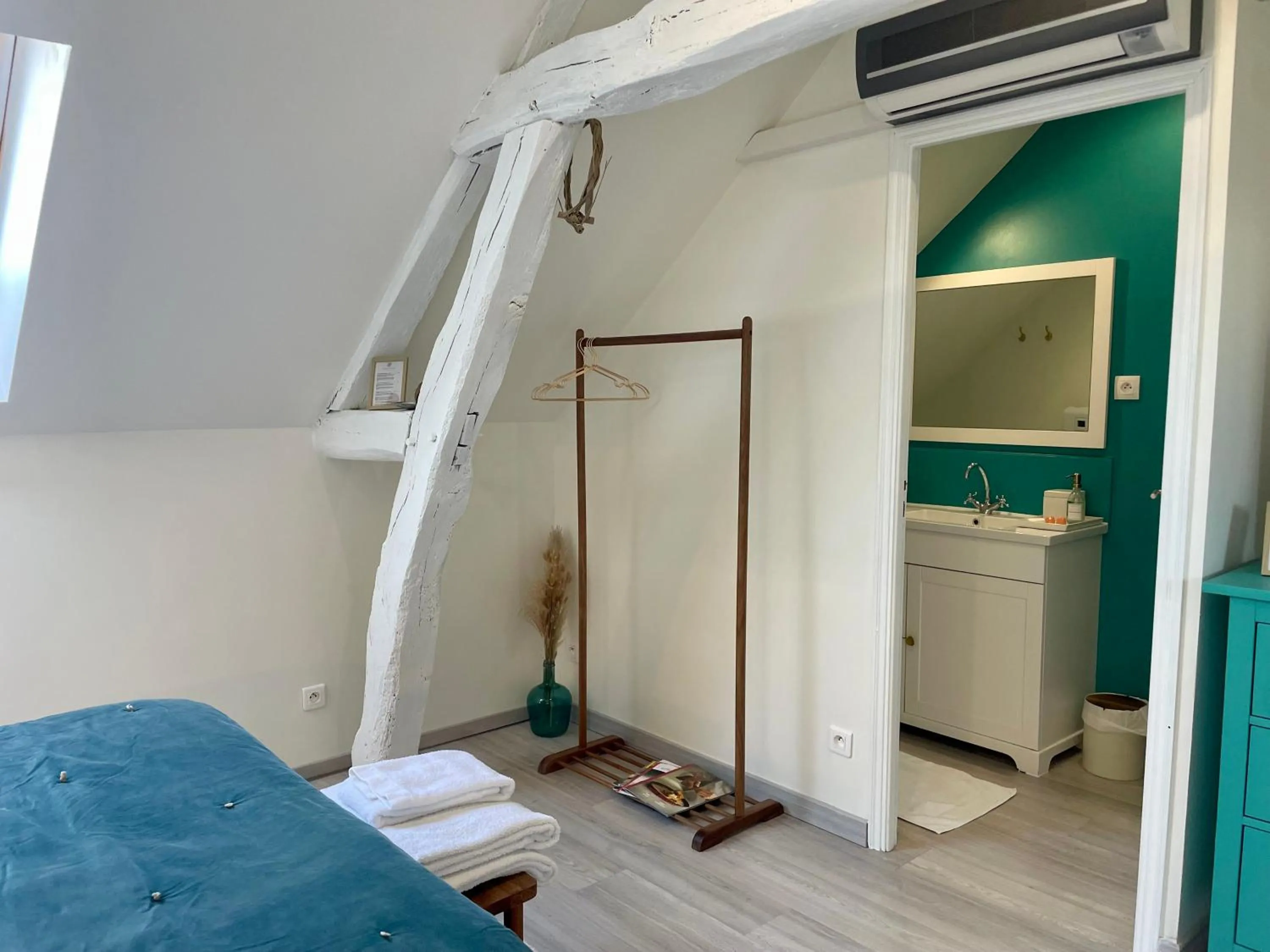 Photo of the whole room in Villa de la Croix - Maison d'hôtes à 4 minutes de l'A26 avec parking