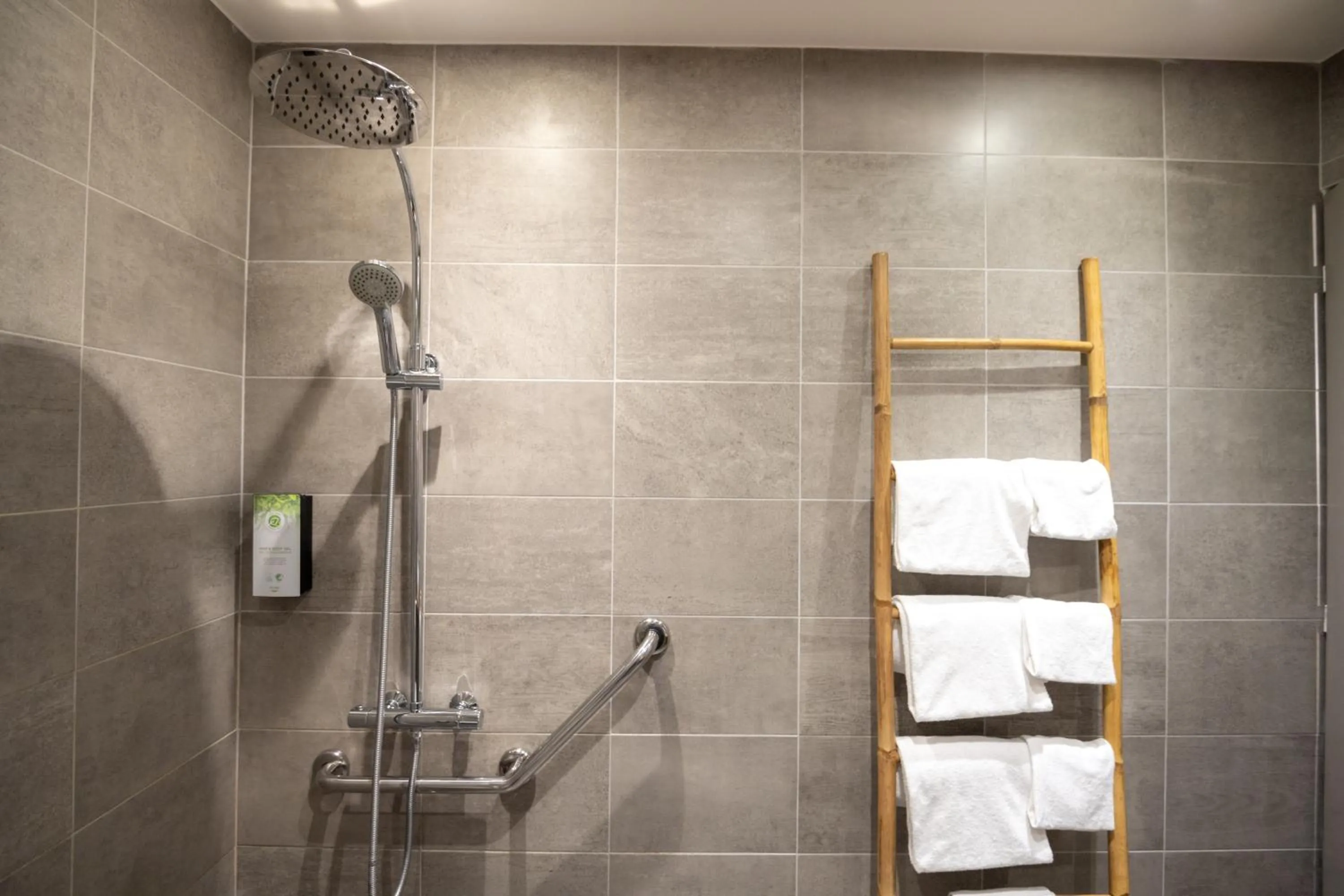 Shower in KYRIAD BORDEAUX SUD - Villenave d'Ornon