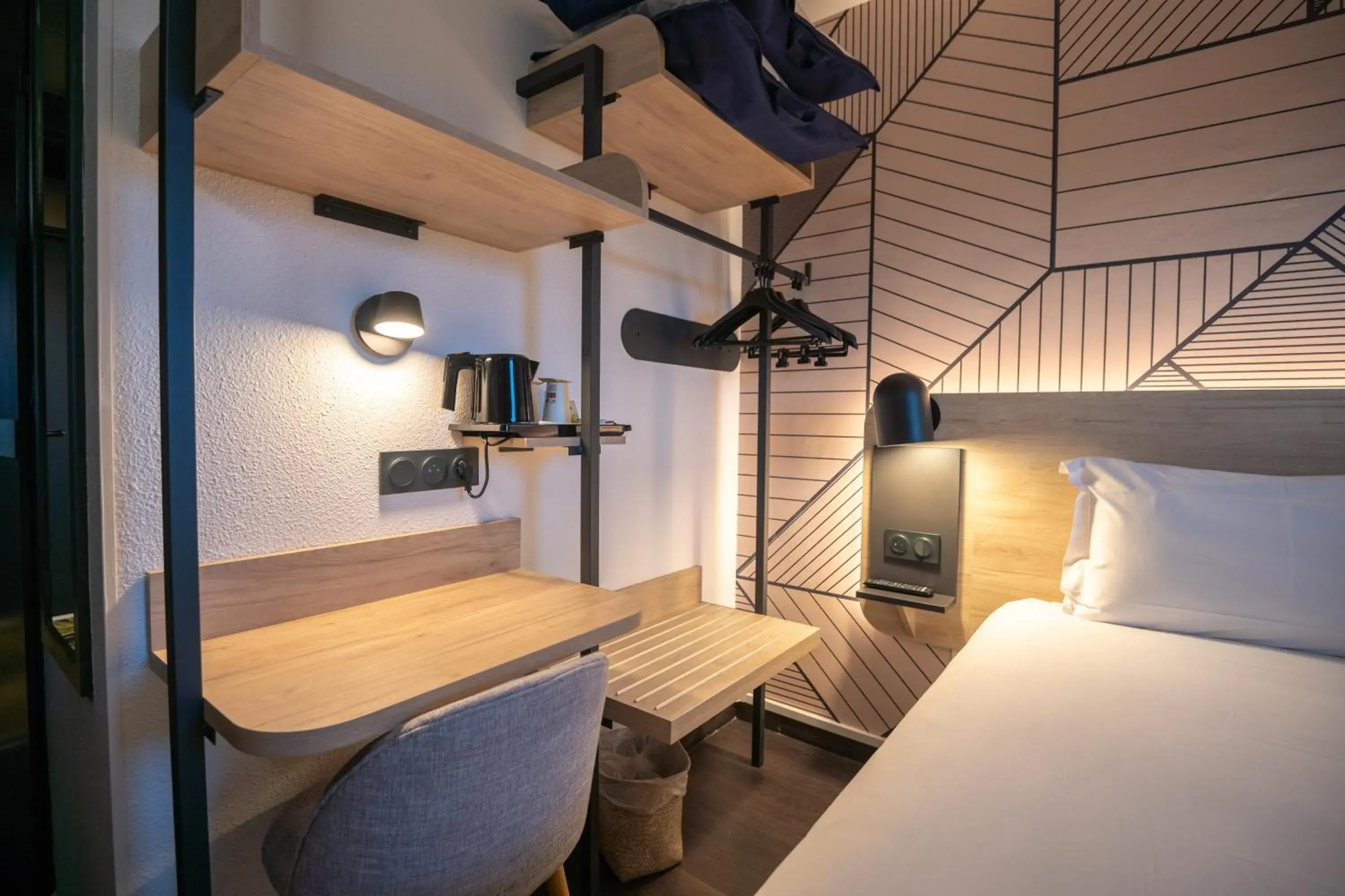 Coffee/tea facilities, Bed in KYRIAD BORDEAUX SUD - Villenave d'Ornon Coffee/tea facilities, Bed in KYRIAD BORDEAUX SUD - Villenave d'Ornon