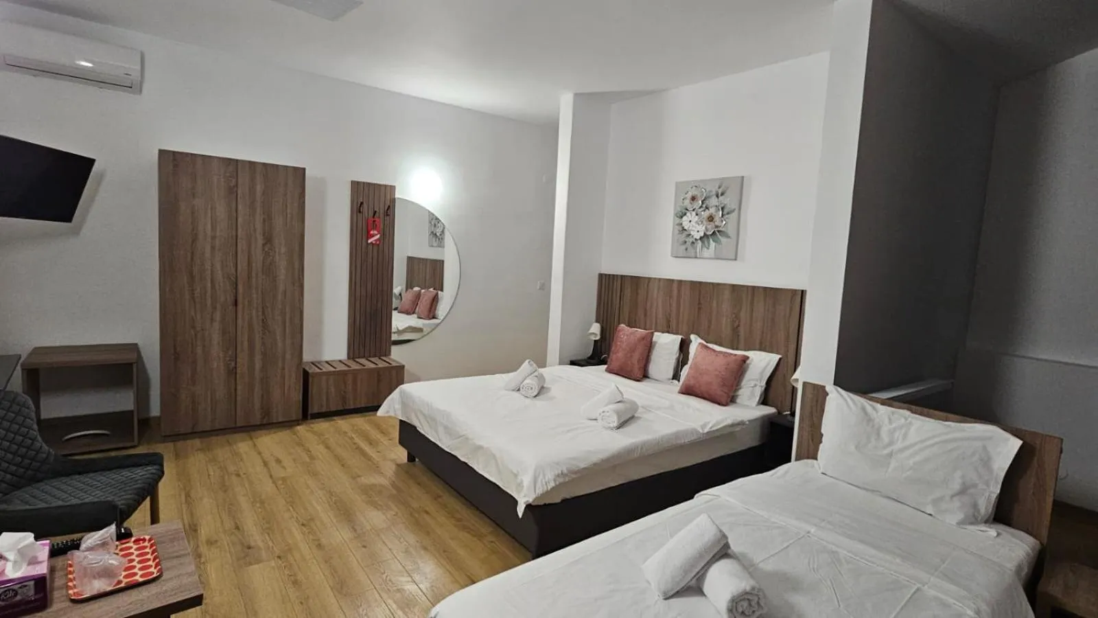 Photo of the whole room, Bed in Hotel Sir Lujerului