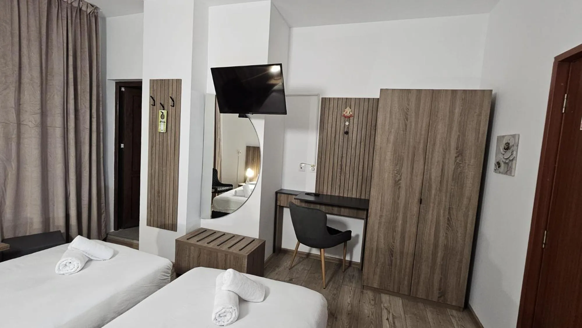 Photo of the whole room, Bed in Hotel Sir Lujerului