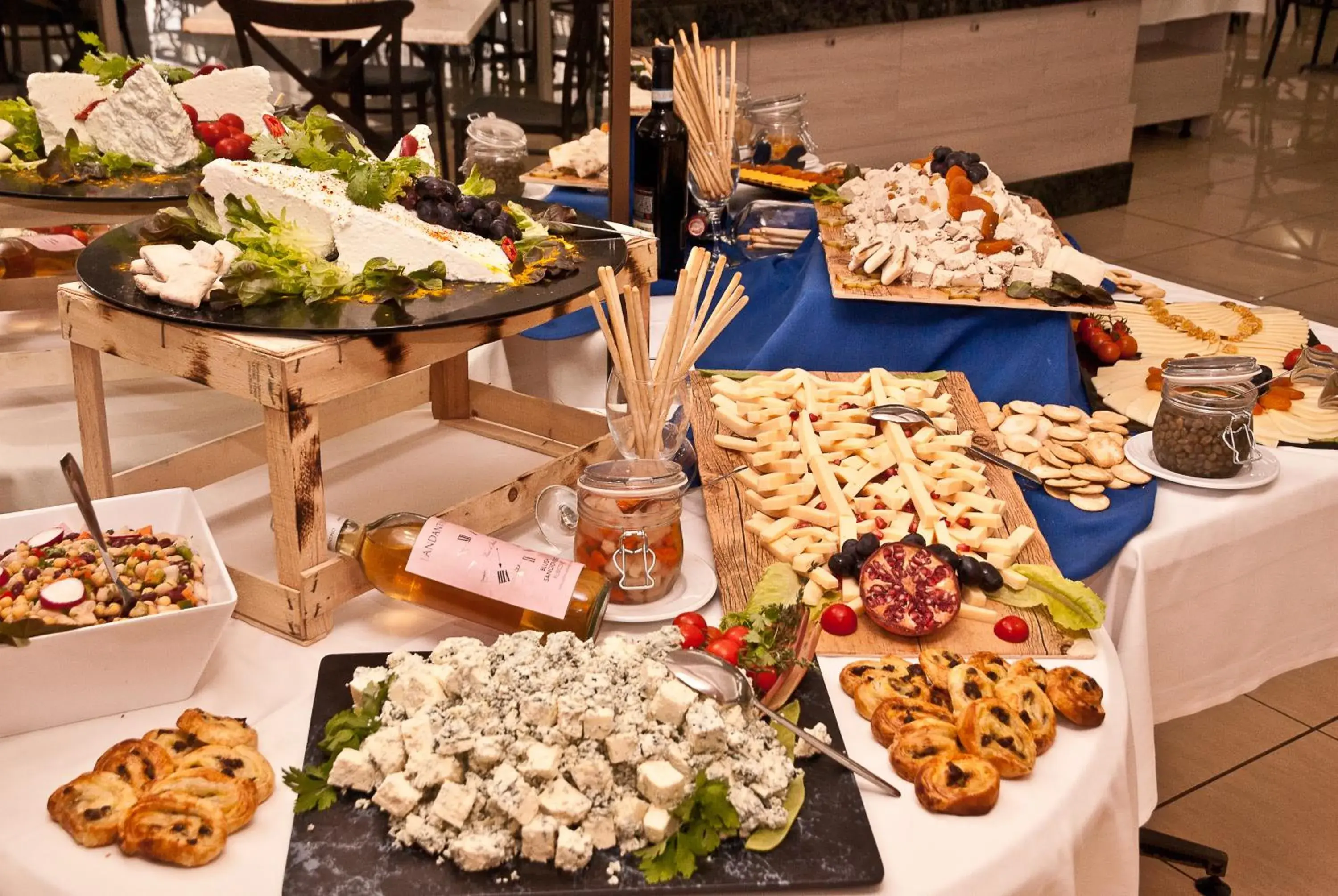 Food and drinks in Topaz Hotel Food and drinks in Topaz Hotel